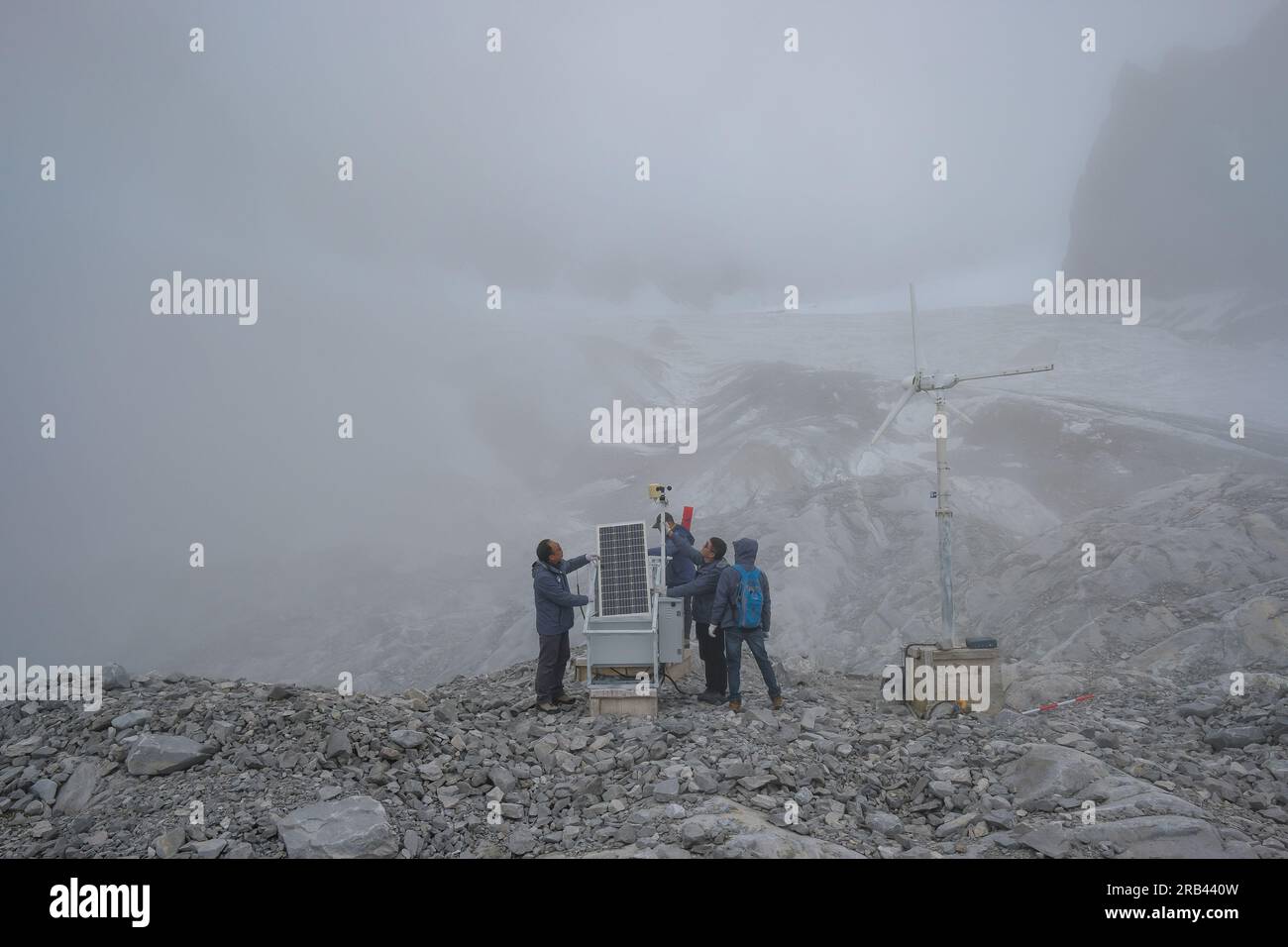 (230707) -- LIJIANG, 7 luglio 2023 (Xinhua) -- Wang Shijin (1st L) controlla l'equipaggiamento con i suoi compagni di squadra in una stazione di osservazione meteorologica sulla montagna Yulong Snow nella città di Lijiang, nella provincia dello Yunnan della Cina sud-occidentale, 19 giugno 2023. La Yulong Snow Mountain Cryosphere and Sustainable Development Field Science Observation and Research Station, istituita dal Northwest Institute of Eco-Environment and Resources of Chinese Academy of Sciences, si trova nella città di Lijiang nella provincia dello Yunnan nella Cina sud-occidentale. Dal 2006, i ricercatori hanno regolarmente monitorato le condizioni del fiume Baishui n. 1 G. Foto Stock
