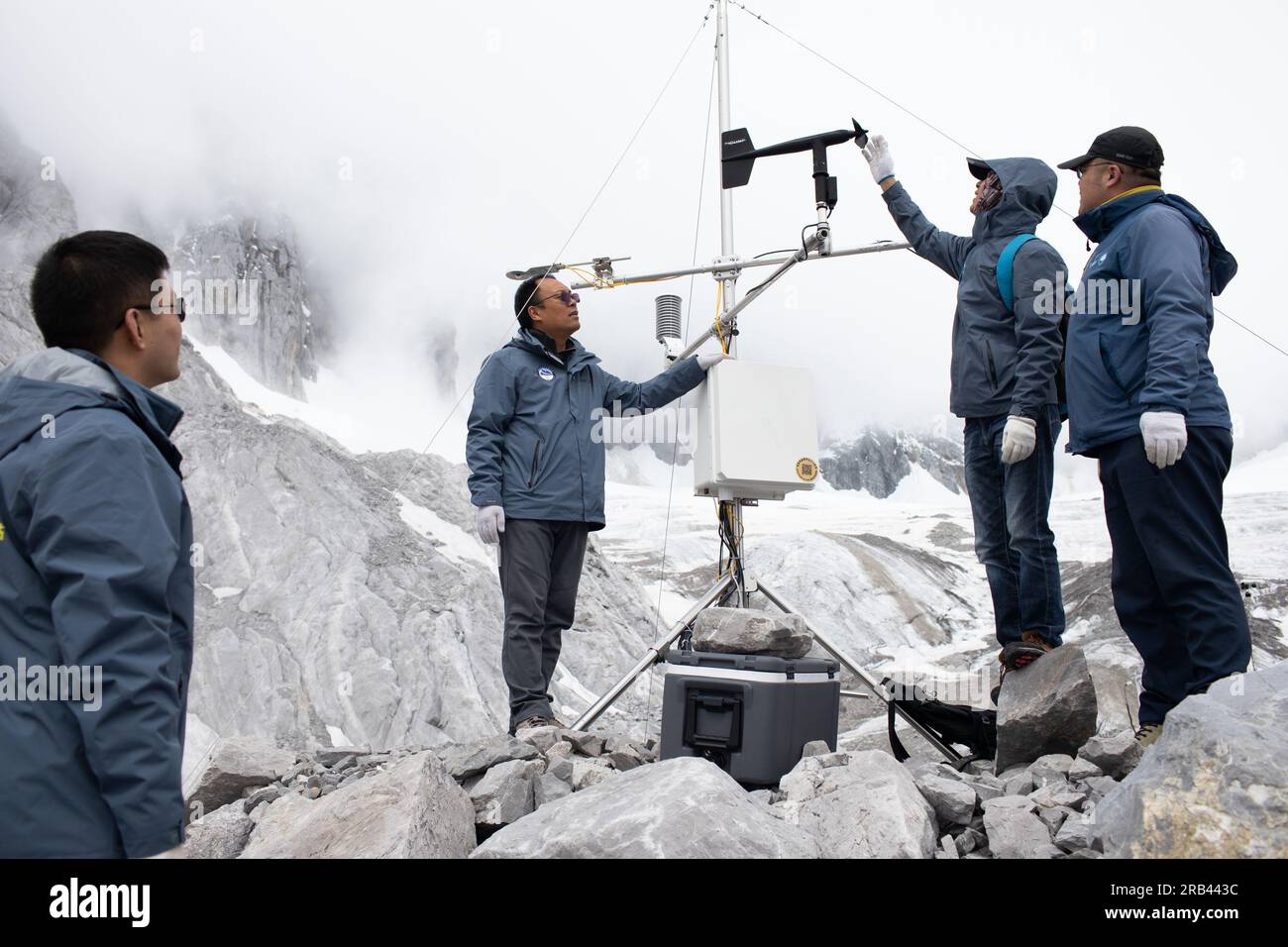 (230707) -- LIJIANG, 7 luglio 2023 (Xinhua) -- Wang Shijin (2nd L) controlla l'equipaggiamento con i suoi compagni di squadra in una stazione di osservazione meteorologica sulla montagna Yulong Snow nella città di Lijiang, nella provincia dello Yunnan della Cina sud-occidentale, 19 giugno 2023. La Yulong Snow Mountain Cryosphere and Sustainable Development Field Science Observation and Research Station, istituita dal Northwest Institute of Eco-Environment and Resources of Chinese Academy of Sciences, si trova nella città di Lijiang nella provincia dello Yunnan nella Cina sud-occidentale. Dal 2006, i ricercatori hanno regolarmente monitorato le condizioni del fiume Baishui n. 1 G. Foto Stock