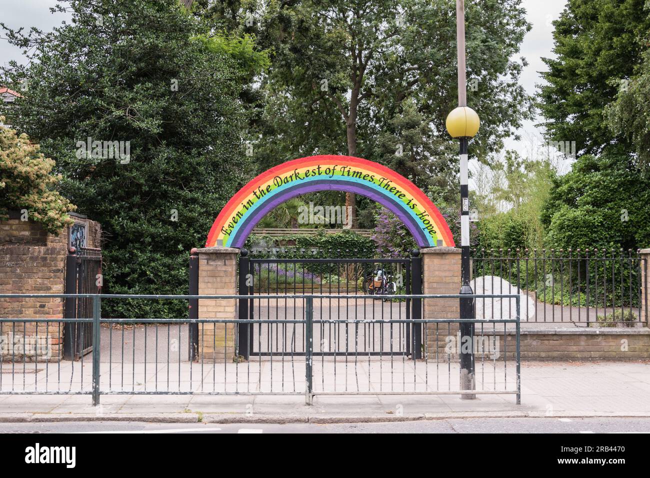 Anche nei tempi più bui c'è un cartello arcobaleno di speranza fuori dall'Arcidiacono della Church of England Primary School di Cambridge, The Green, Twickenham Foto Stock