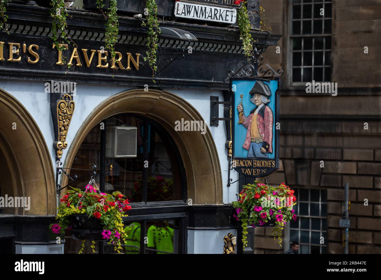 L'insegna del pub per Deacon Brodie's Tavern on the Lawmarket, The Royal Mile, Edimburgo Foto Stock