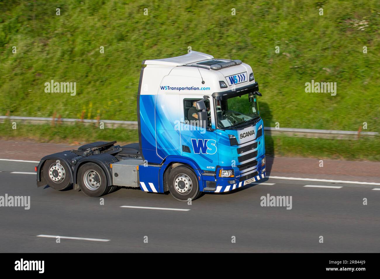 WS Transportation Scania serie R (6) R540 6X2 UNITÀ MOTRICE con sollevatore posteriore che viaggia sull'autostrada M6 Regno Unito Foto Stock