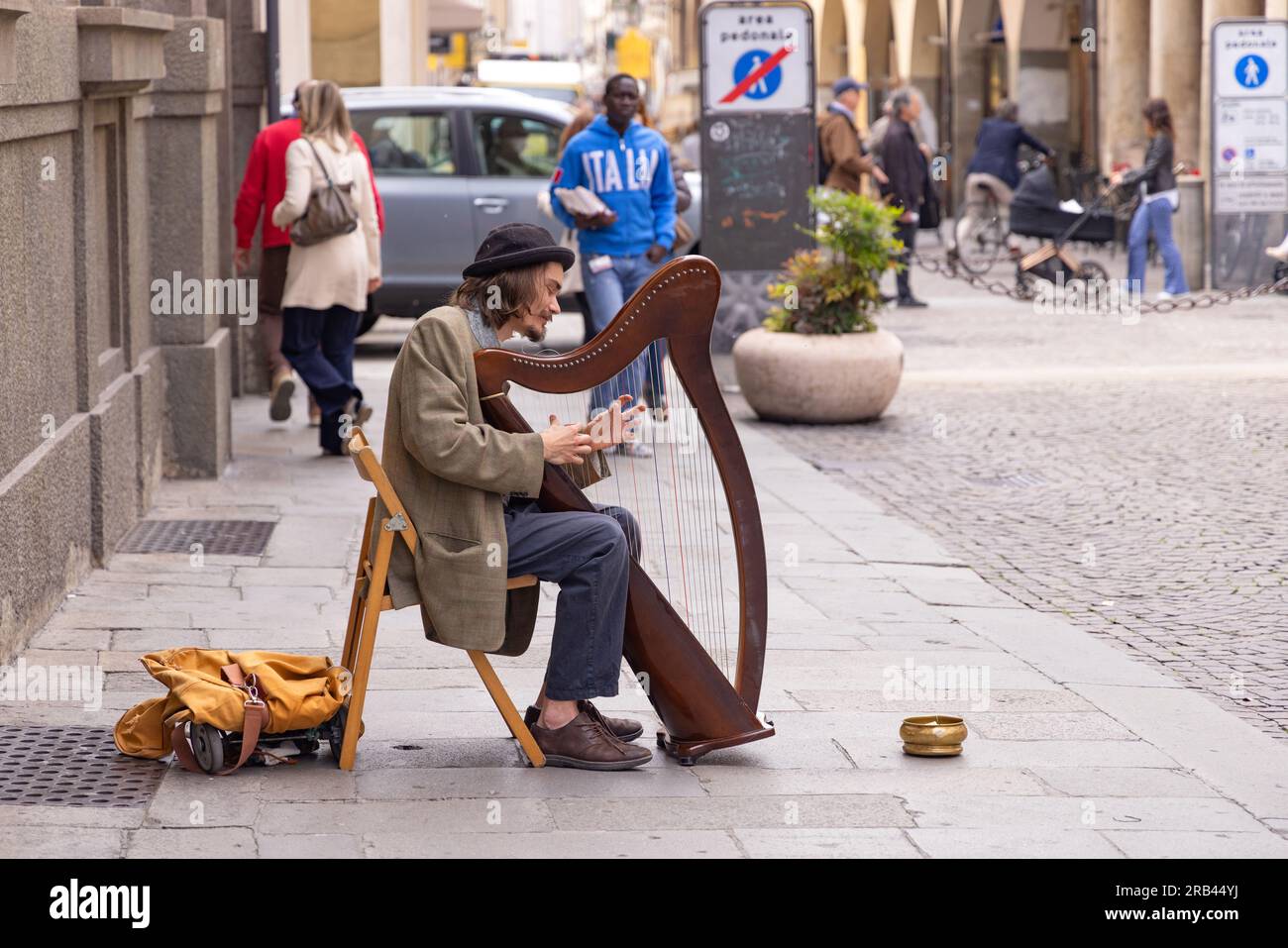 Scena di strada Padova; intrattenitore di strada o musicista che suona l'arpa, Lifestyle; Padova Veneto Italia Europa Foto Stock