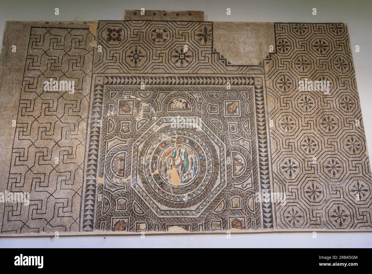 Mosaico romano con quattro stagioni all'interno del museo di Santa Cruz a Toledo, Spagna Foto Stock