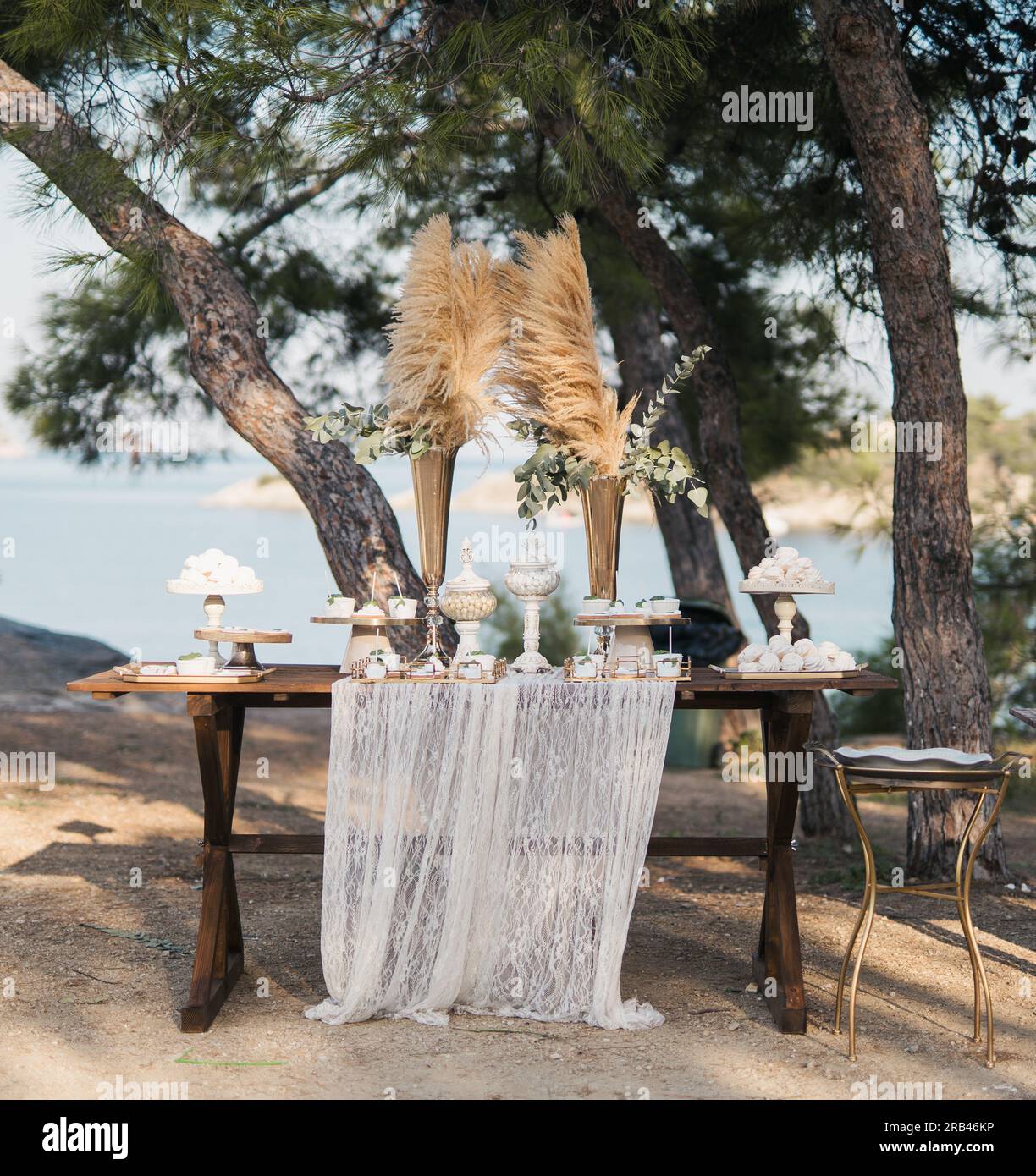 Wunderschöne Hochzeitsdekoration mit Meeresblick a Griechenland Foto Stock