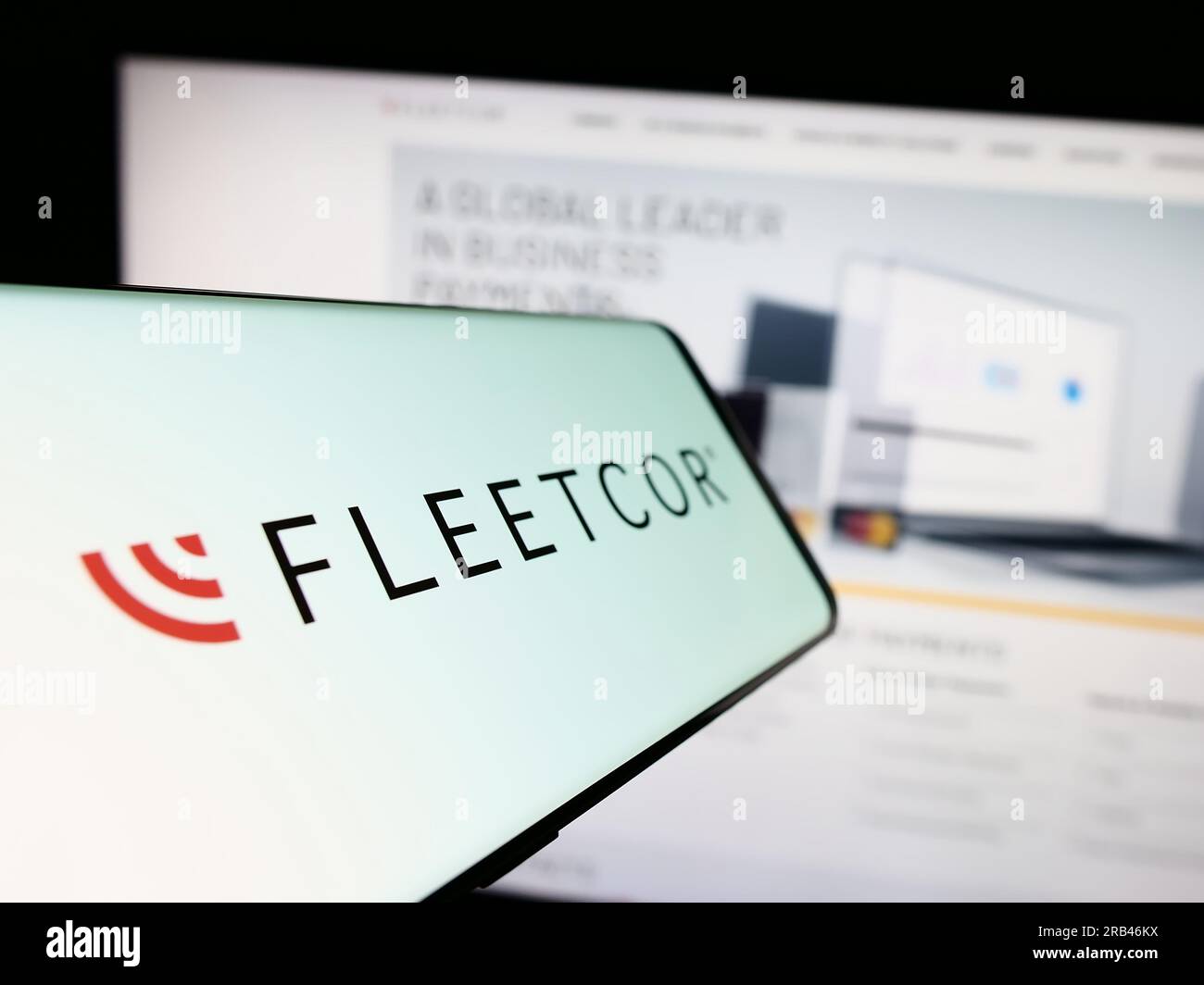 Smartphone con logo della società finanziaria statunitense FLEETCOR Technologies Inc. Sullo schermo davanti al sito Web. Mettere a fuoco il display centrale sinistro del telefono. Foto Stock