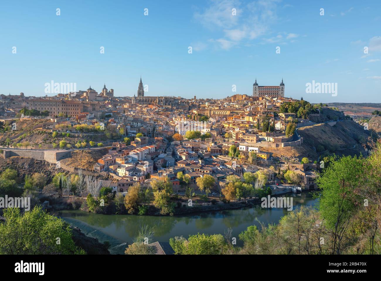 Skyline di Toledo con cattedrale, Alcázar e fiume Tago - Toledo, Spagna Foto Stock