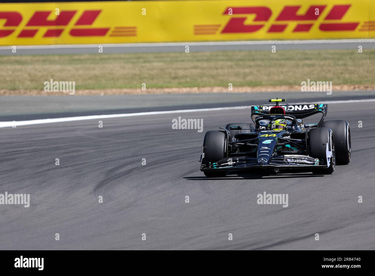Silverstone, Regno Unito 6 luglio 2023 Lewis Hamilton (GBR) del Mercedes-AMG Petronas F1 Team prende parte alla sessione di Formula 1 Practice 1 durante la FORMULA 1 ARAMCO BRITISH GRAND PRIX 2023 sul circuito di Silverstone, Silverstone, Regno Unito il 6 luglio 2023 Foto Stock