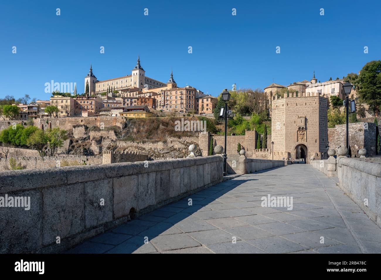 Ponte dell'Alcantara e Alcazar di Toledo - Toledo, Spagna Foto Stock