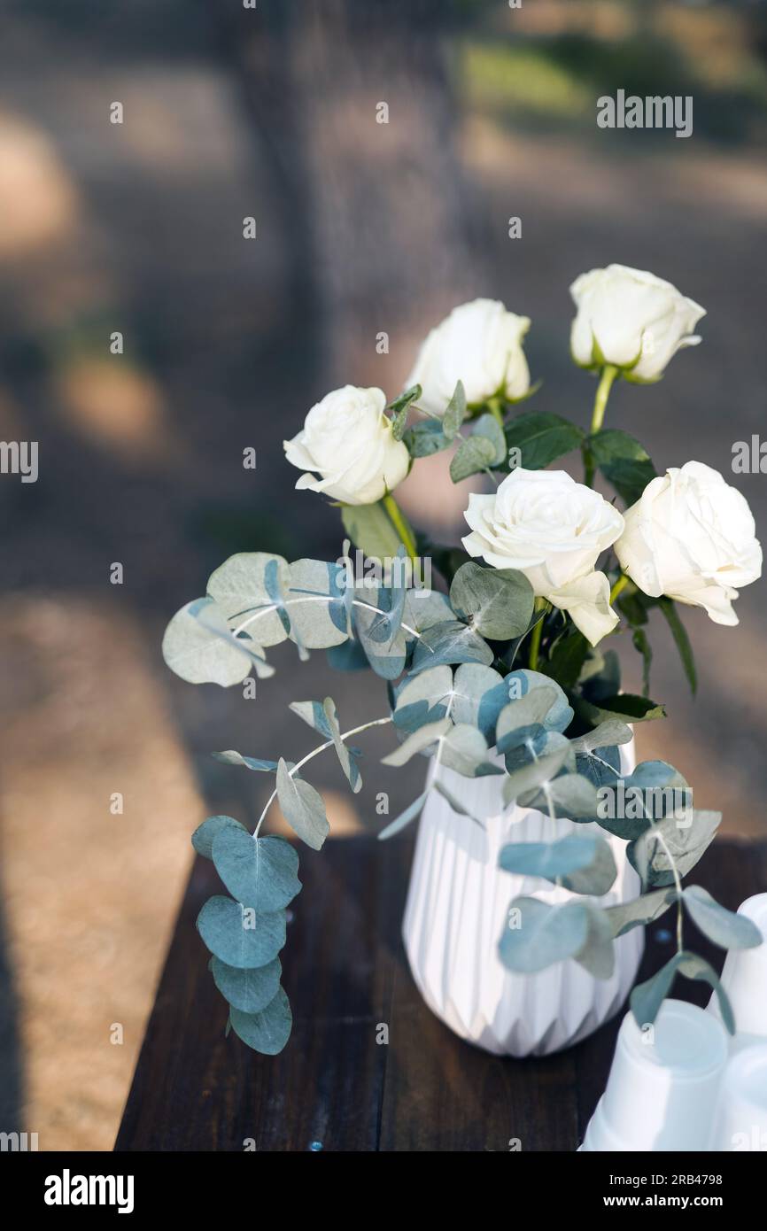 Wundervolle Hochzeitsdekoration mit einem Weißen Blumen und Eukalyptus Foto Stock