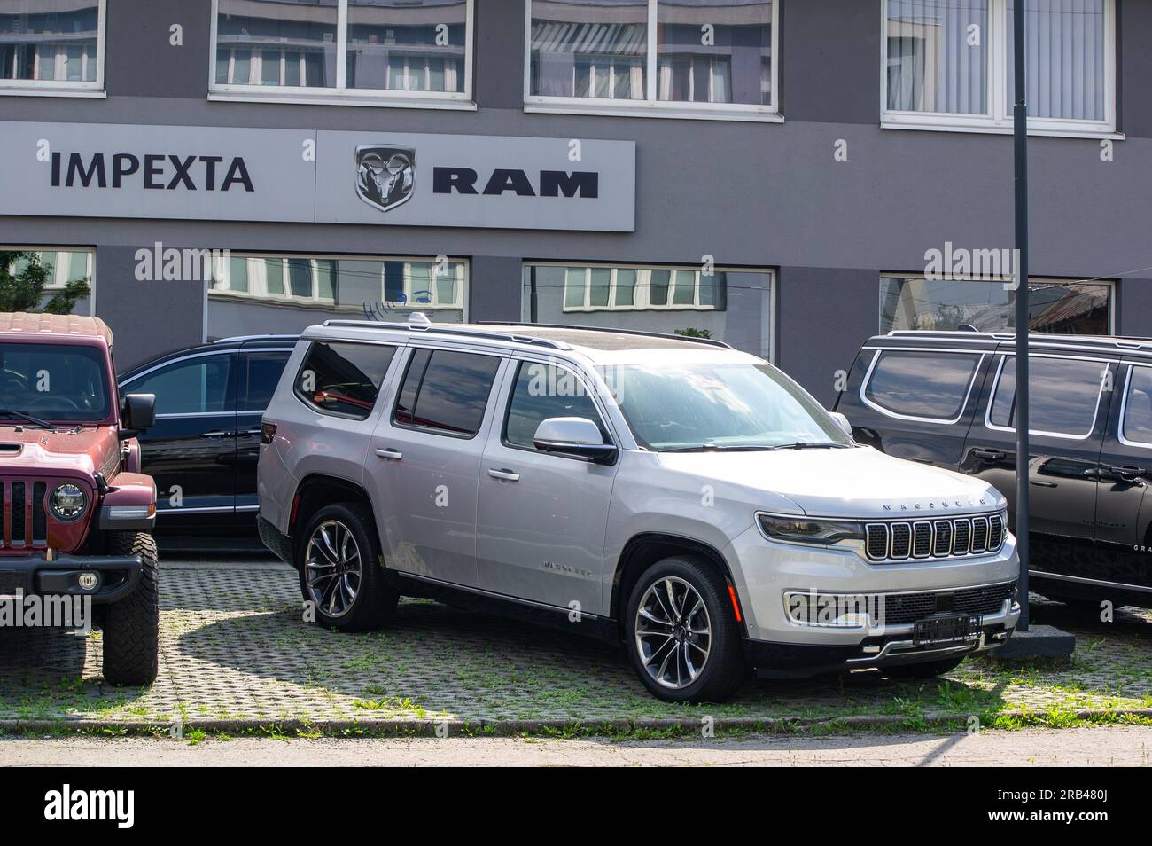 OSTRAVA, REPUBBLICA CECA - 8 SETTEMBRE 2022: SUV Jeep Wagoneer parcheggiato davanti alla concessionaria RAM e Stellantis Foto Stock OSTRAVA, REPUBBLICA CECA - 8 SETTEMBRE 2022: SUV Jeep Wagoneer parcheggiato davanti alla concessionaria RAM e Stellantis Foto Stock