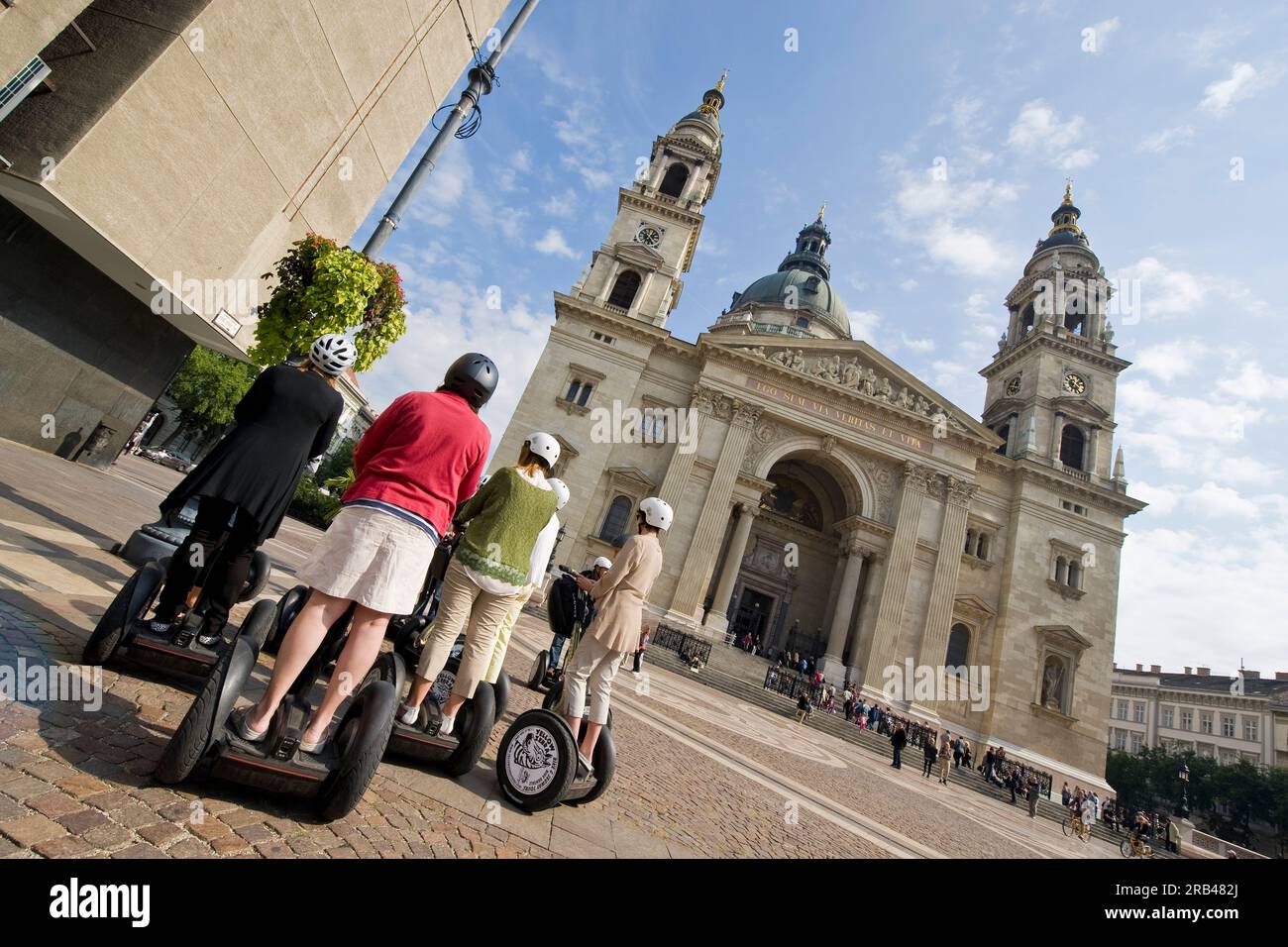 Ungheria, Budapest, basilica di Santo Stefano, nuovi mezzi di trasporto, segway Foto Stock