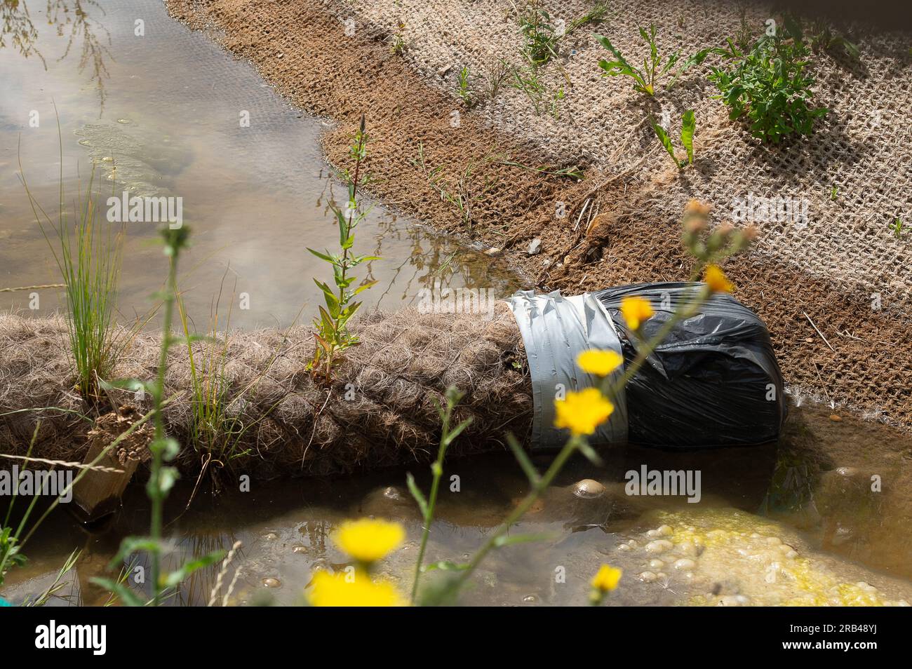 Ickenham, London Borough of Hillingdon, Regno Unito. 6 luglio 2023. HS2 arresto del flusso d'acqua in un lavoro di costruzione in uno dei loro composti HS2 per il collegamento High Speed Rail da Londra a Birmingham. Credito: Maureen McLean/Alamy Live News Foto Stock