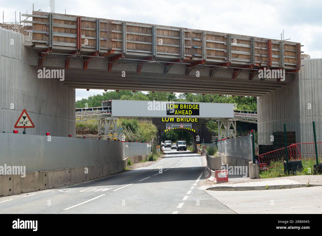 Ickenham, London Borough of Hillingdon, Regno Unito. 6 luglio 2023. Lavori di costruzione di uno dei complessi HS2 per il collegamento ferroviario ad alta velocità da Londra a Birmingham. Lungo Breakspear Road South è stato costruito un nastro trasportatore per la movimentazione di materiali deteriorati e anche un nuovo ponte enorme. Credito: Maureen McLean/Alamy Live News Foto Stock