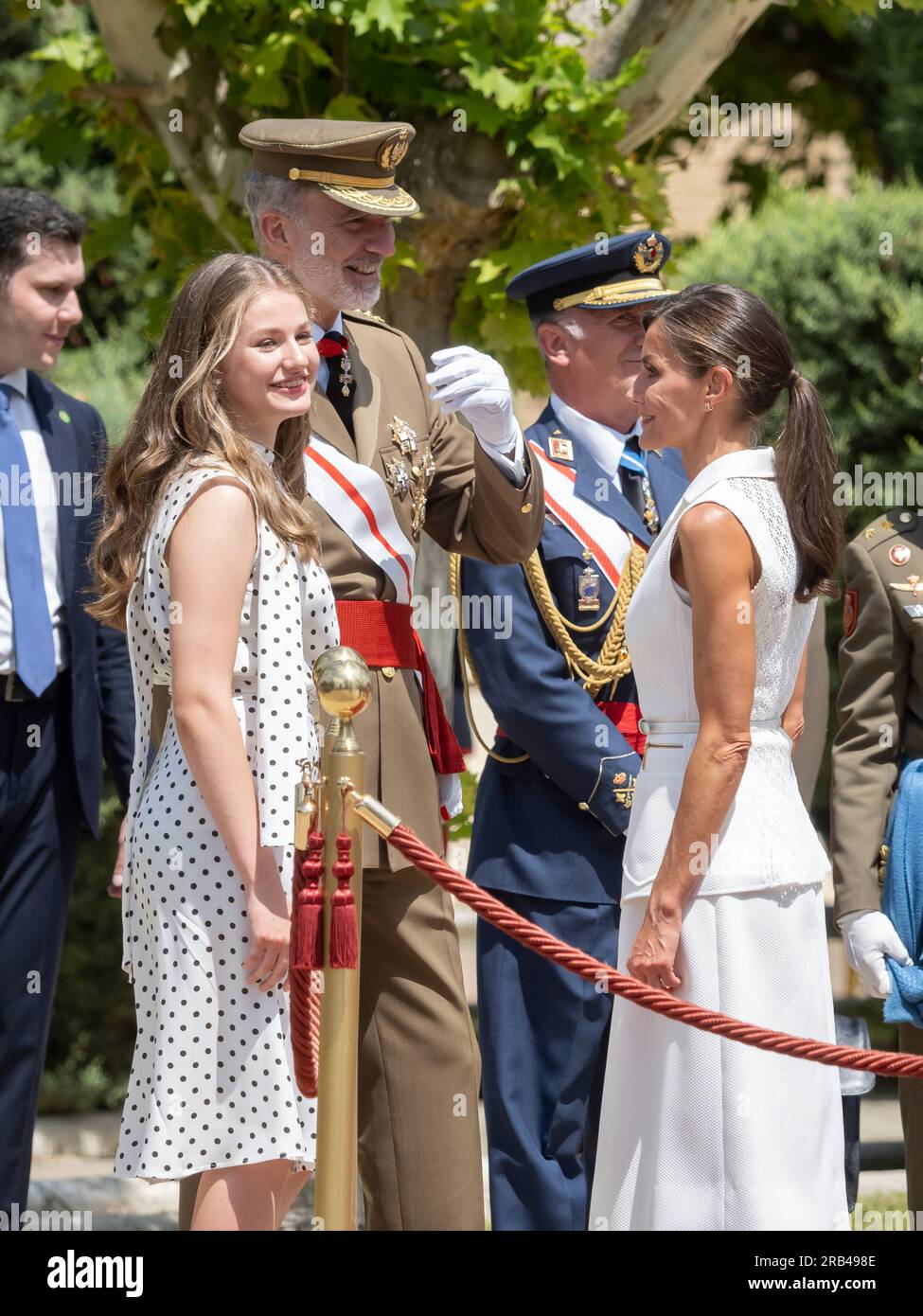 Saragozza. Spagna. 7 luglio 2023. Felipe de Borbón e Letizia Ortiz re di Spagna e la principessa Leonor de Borbón delle Asturie hanno presieduto la consegna dei dispacci reali agli ufficiali dell'esercito spagnolo che si sono diplomati presso l'Accademia militare generale di Saragozza Juan Antonio Pérez/Alamy Live News Foto Stock