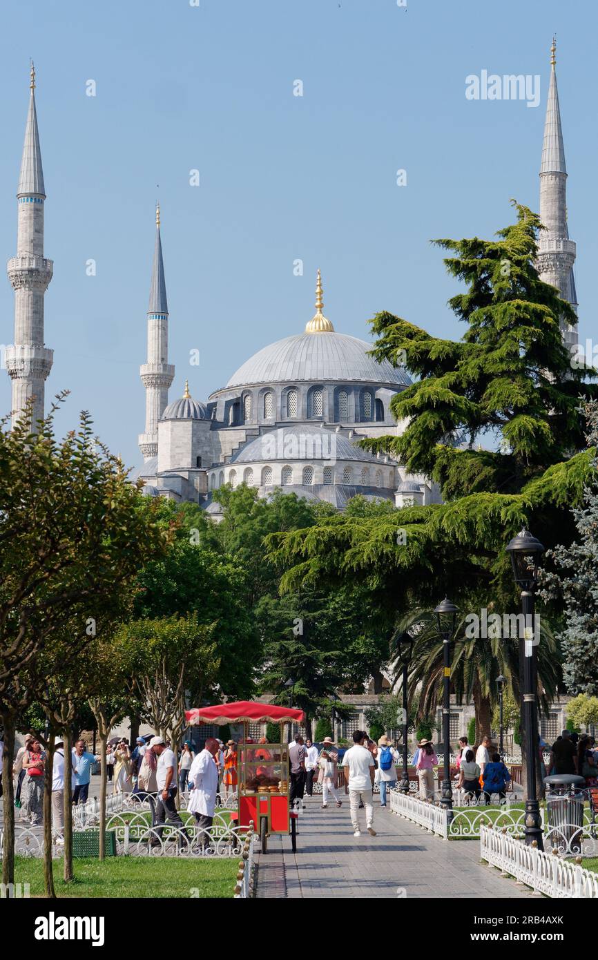 Sultan Ahmed alias Moschea Blu nell'area di Sultanahmet. I Simits, noti anche come bagel turchi, sono venduti da un carrello rosso nei giardini. Istanbul, Turchia Foto Stock