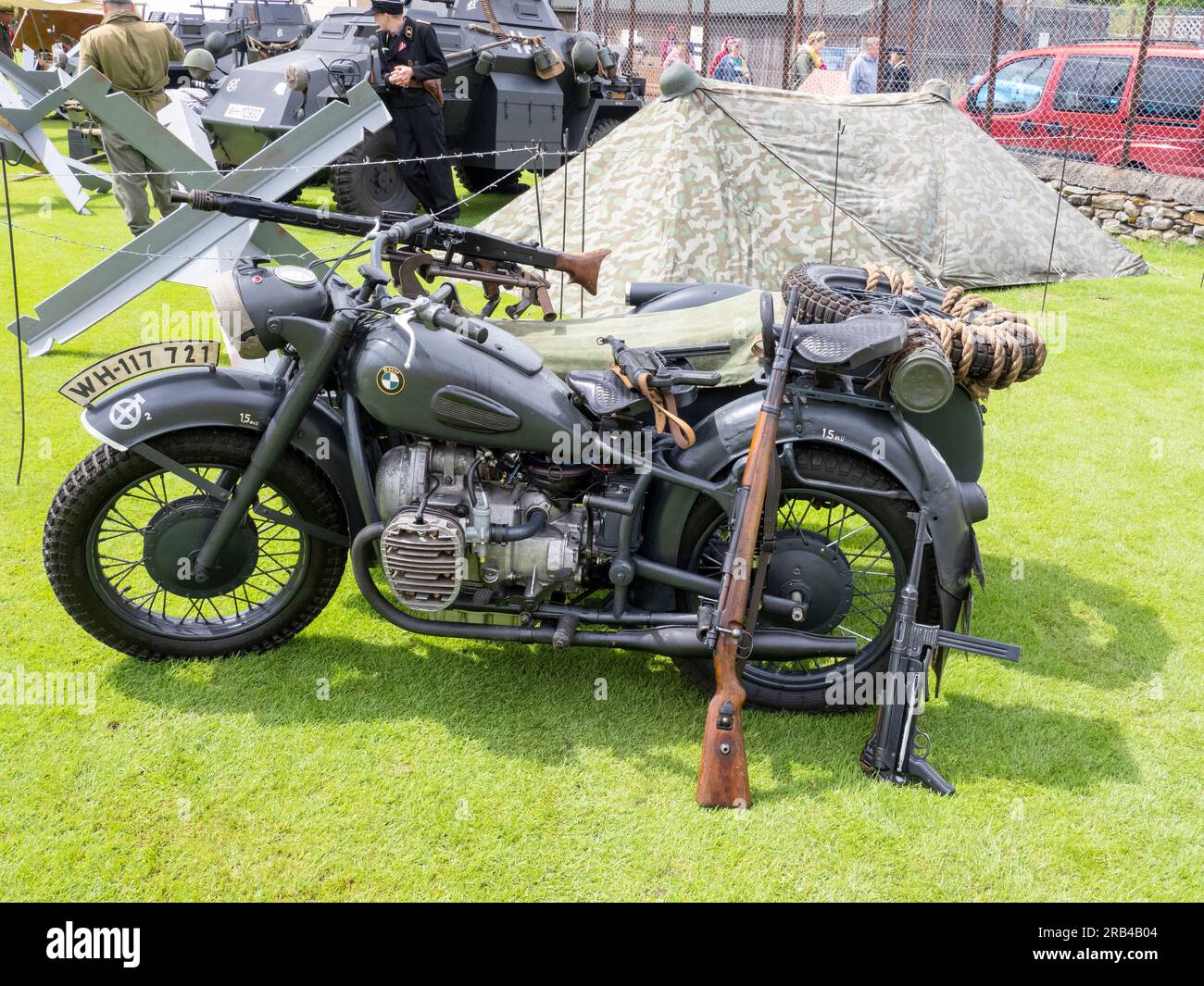 Una mitragliatrice su una motocicletta tedesca e una side car nel fine settimana degli anni '1940 a Ingleton, Yorkshire Dales, Regno Unito. Foto Stock