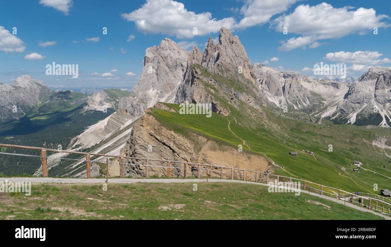 Vista dei monti Geislerspitzen (gruppo delle Odle) nelle Dolomiti, vista dalla vetta del Seceda Foto Stock