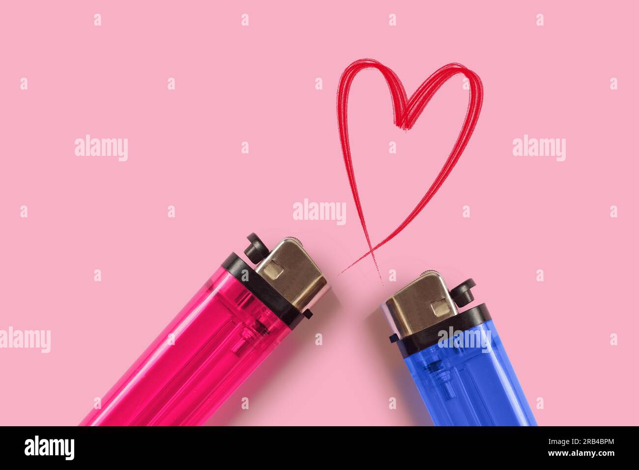 Accendini rosa e blu con cuore su sfondo rosa - concetto di amore Foto Stock
