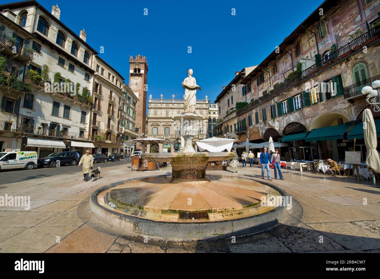 Fontana di Madonna Verona, Piazza delle Erbe, Verona, Veneto, Italia Foto Stock