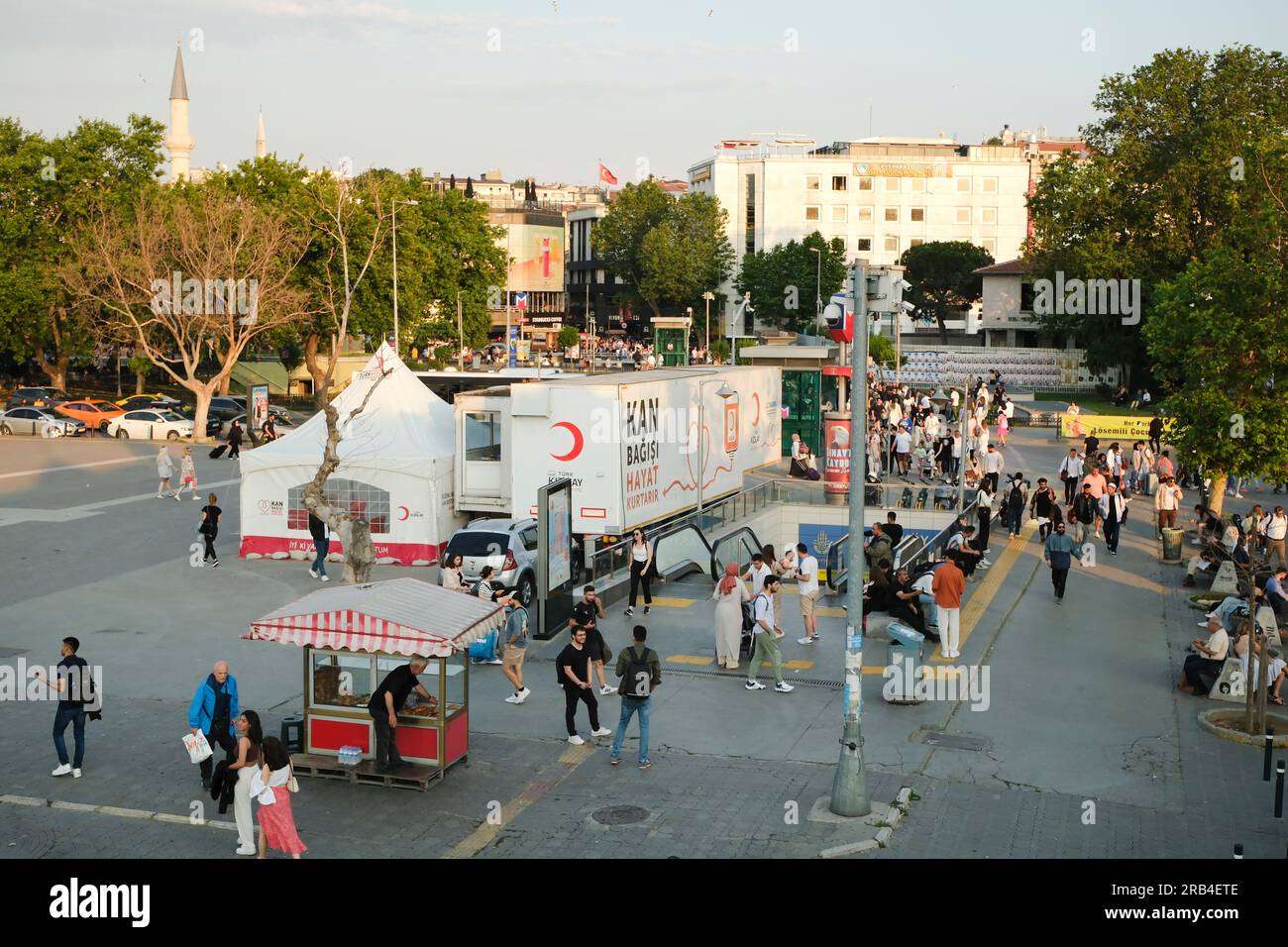 Istanbul, Turchia - 19 giugno 2023: Il campo operativo della Mezzaluna Rossa turca (Turk Kizilay) è stato parcheggiato in Piazza Kadikoy in un giorno d'estate e aspetta Foto Stock