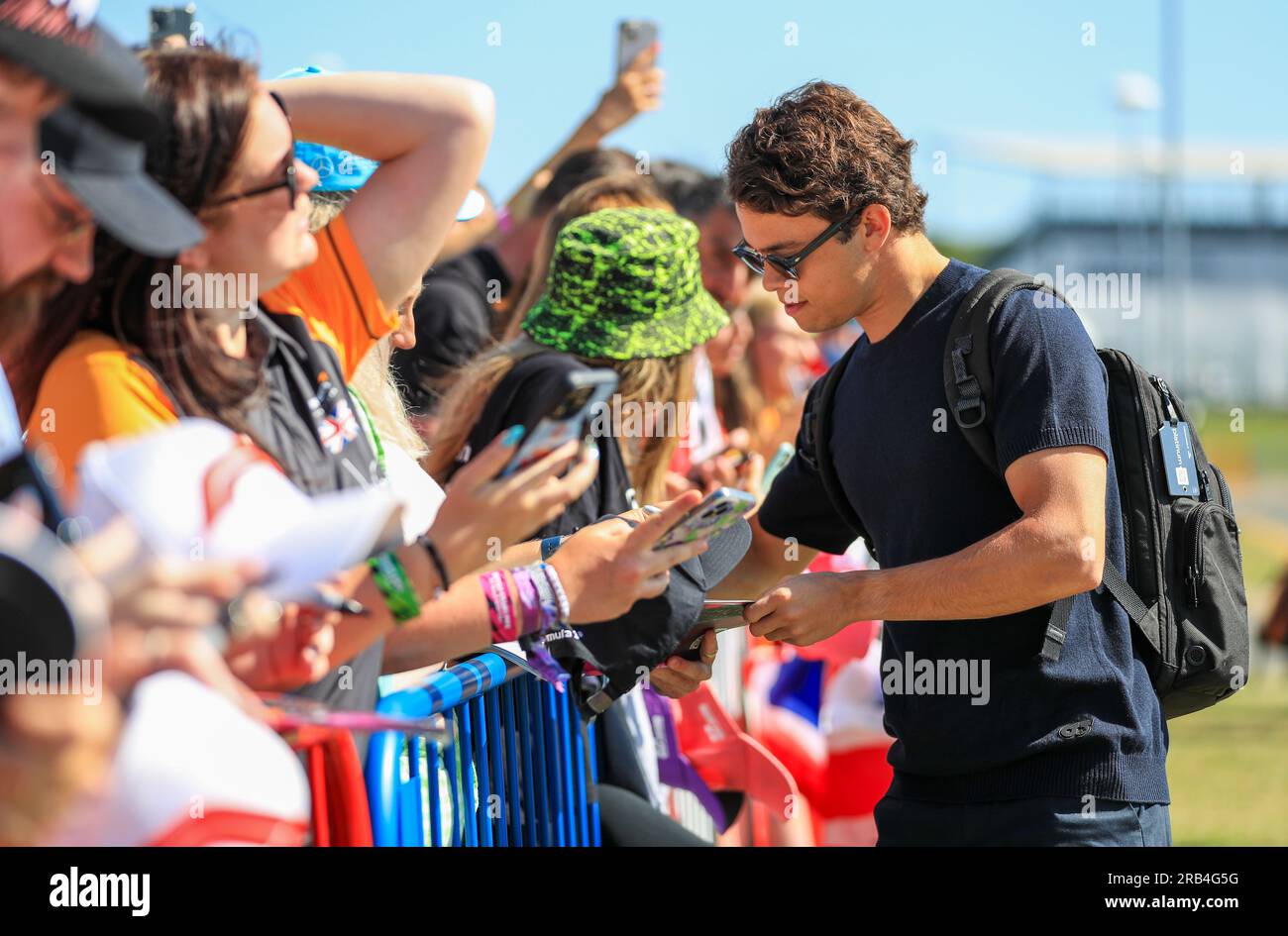 Il pilota Scuderia AlphaTauri Nyck de Vries firma autografi per gli appassionati nella giornata di prove in vista del Gran Premio di Gran Bretagna 2023 a Silverstone, Towcester. Data immagine: Venerdì 7 luglio 2022. Foto Stock