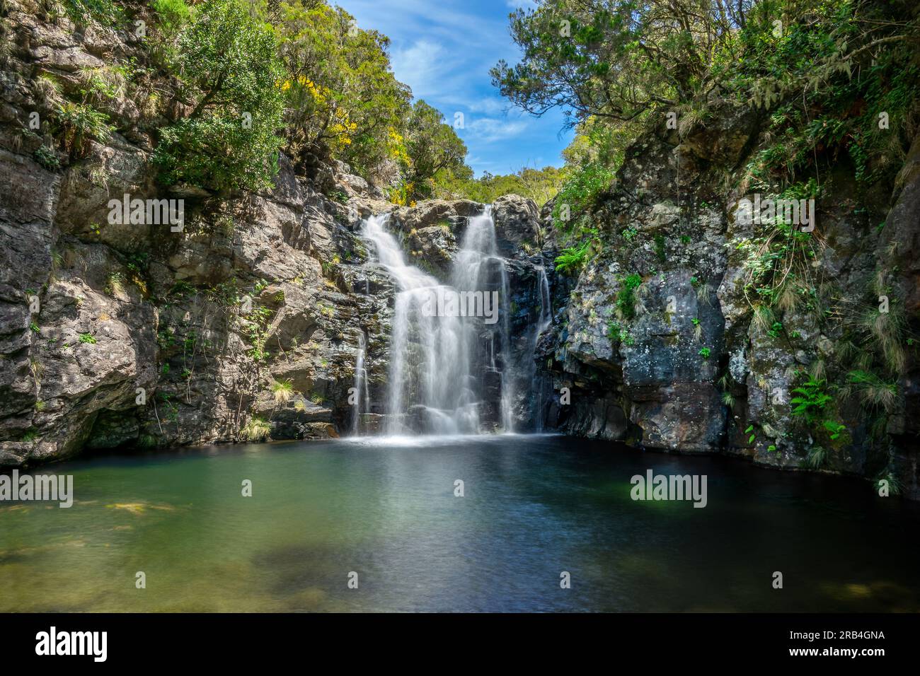 Lagoa da Dona Beja, cascata panoramica e laguna nell'isola di Madeira, Portogallo Foto Stock