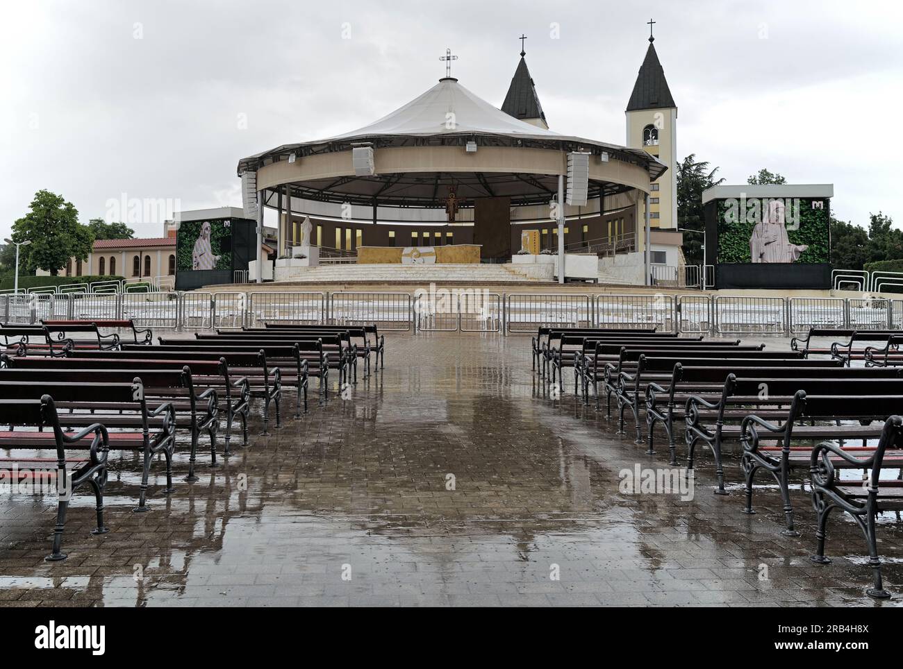 L'area esterna (chiamata "podio") della parrocchia di St James in una giornata di pioggia intensa Foto Stock