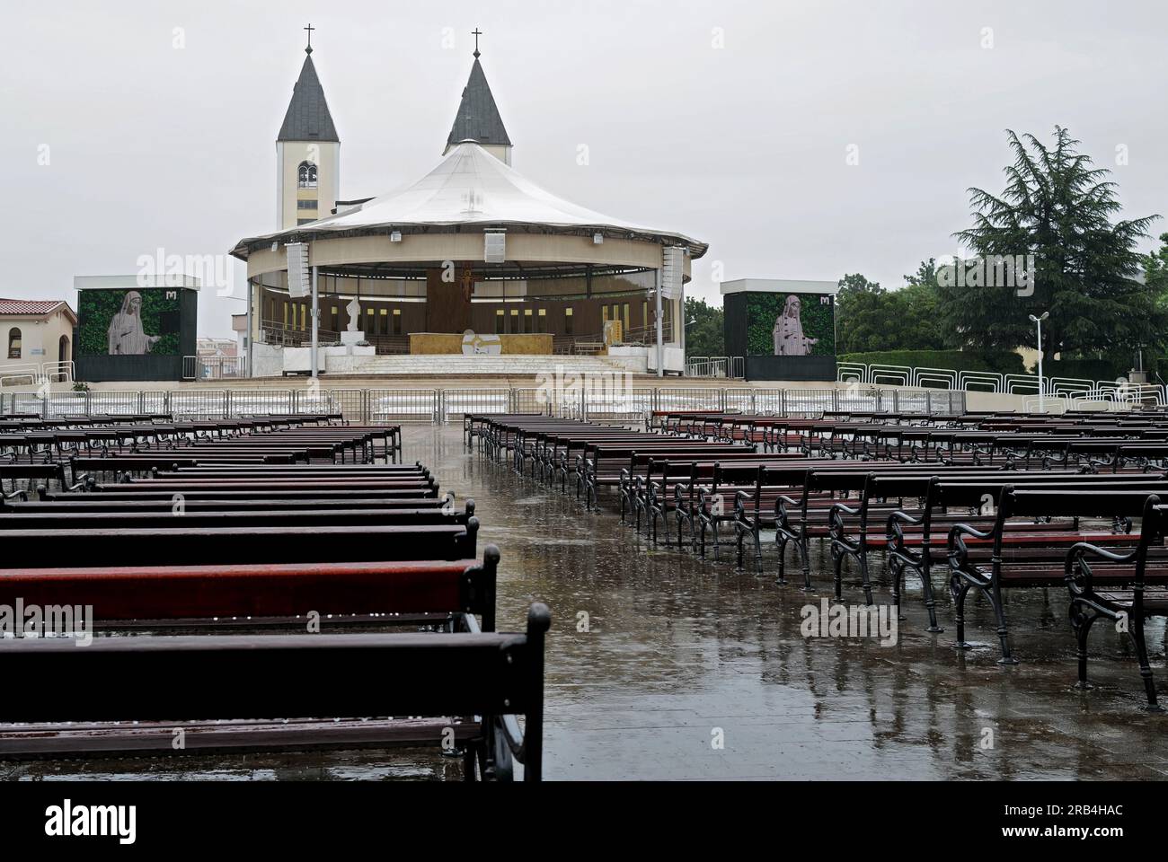 L'area esterna (chiamata "podio") della parrocchia di St James in una giornata di pioggia intensa Foto Stock