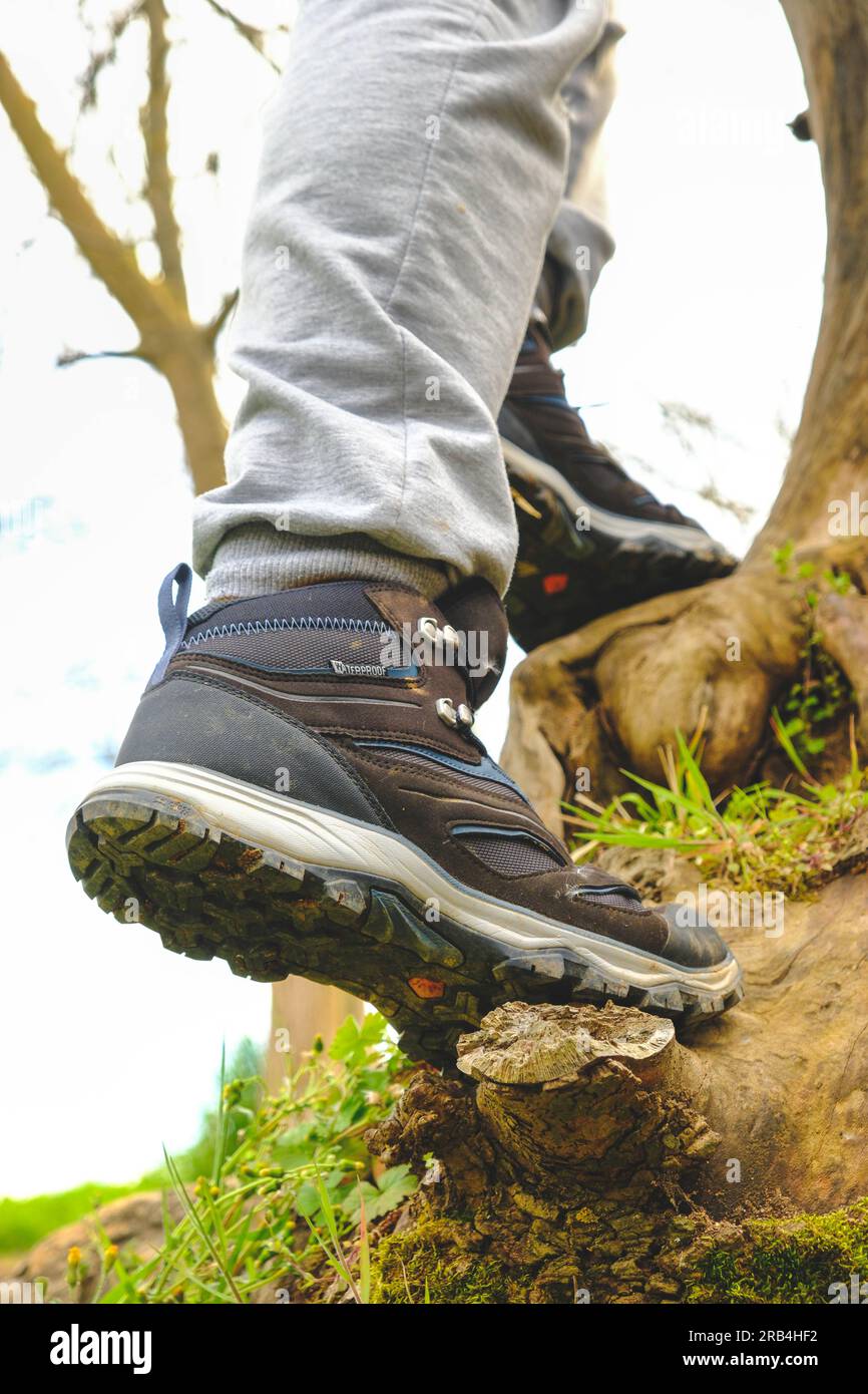 Uomo che indossa scarpe da esterno nel tema della natura, dell'arrampicata e del trekking Foto Stock