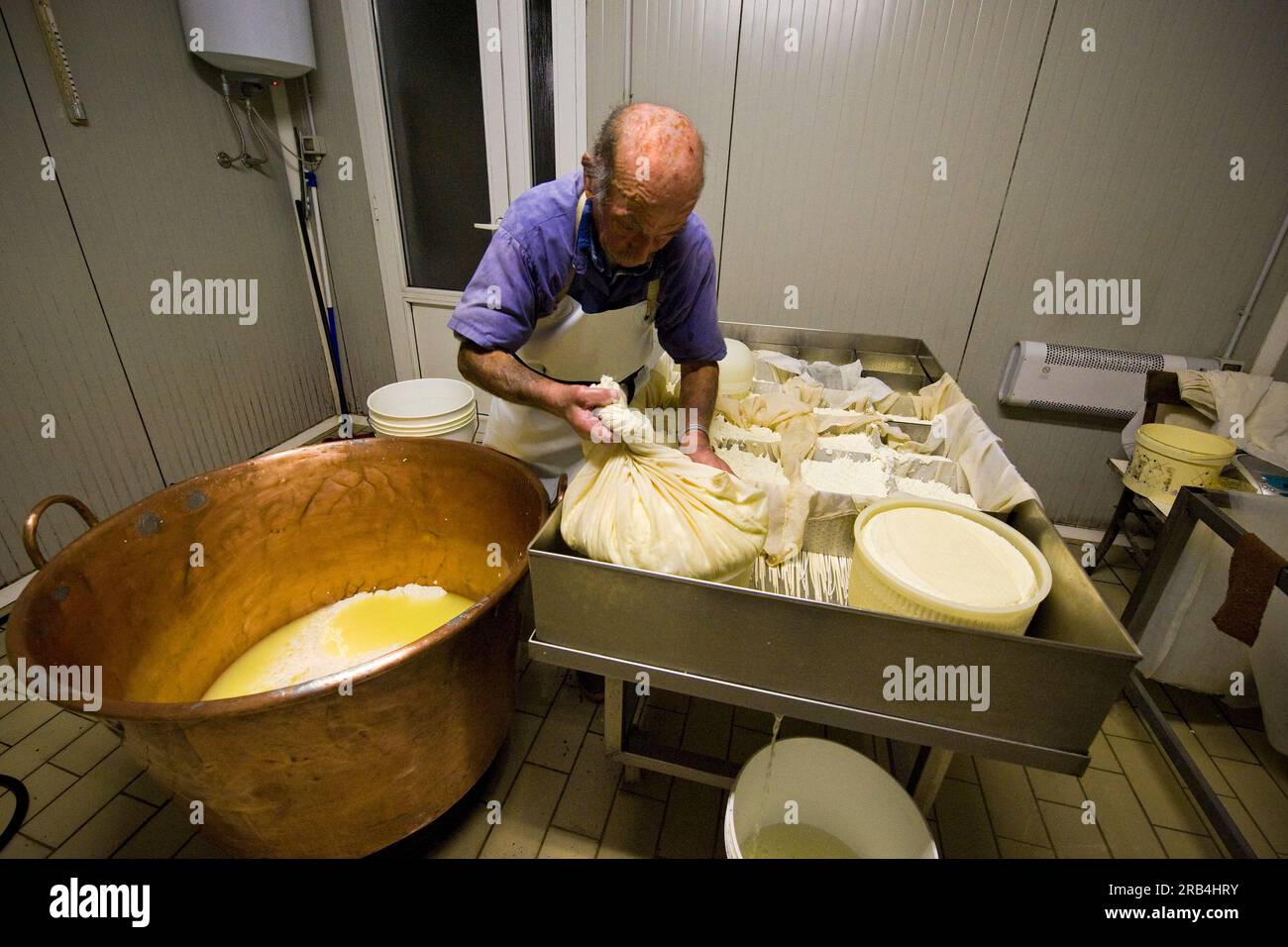 Guglielmo Locatelli. Caseificio Locatelli. Reggetto. Valle di Taleggio. Lombardia. Italia Foto Stock