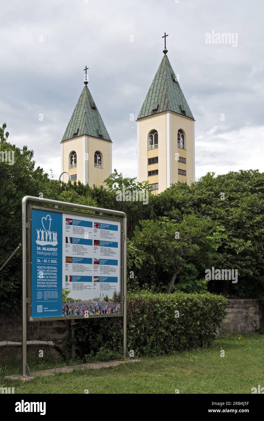 I due campanili di St. La chiesa parrocchiale di James e il poster per Mladifest 2023 Foto Stock