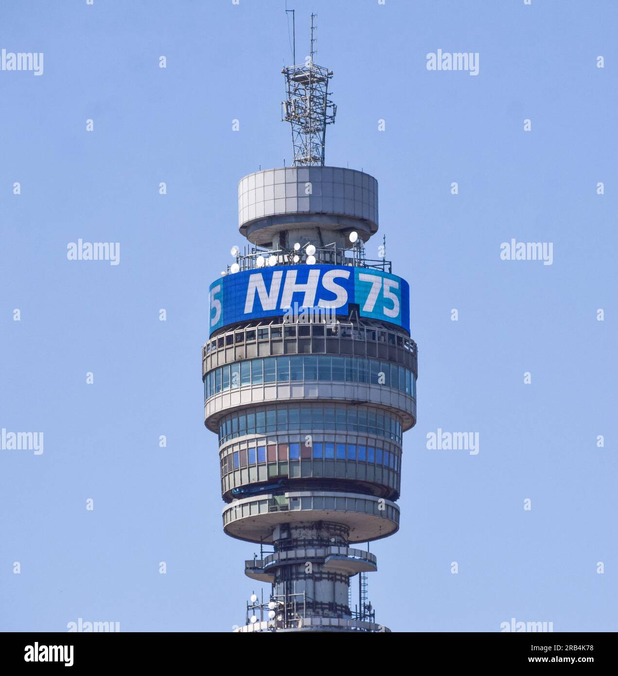 Londra, Regno Unito. 7 luglio 2023. La BT Tower celebra i 75 anni dell'NHS. Credito: Vuk Valcic/Alamy Live News Foto Stock