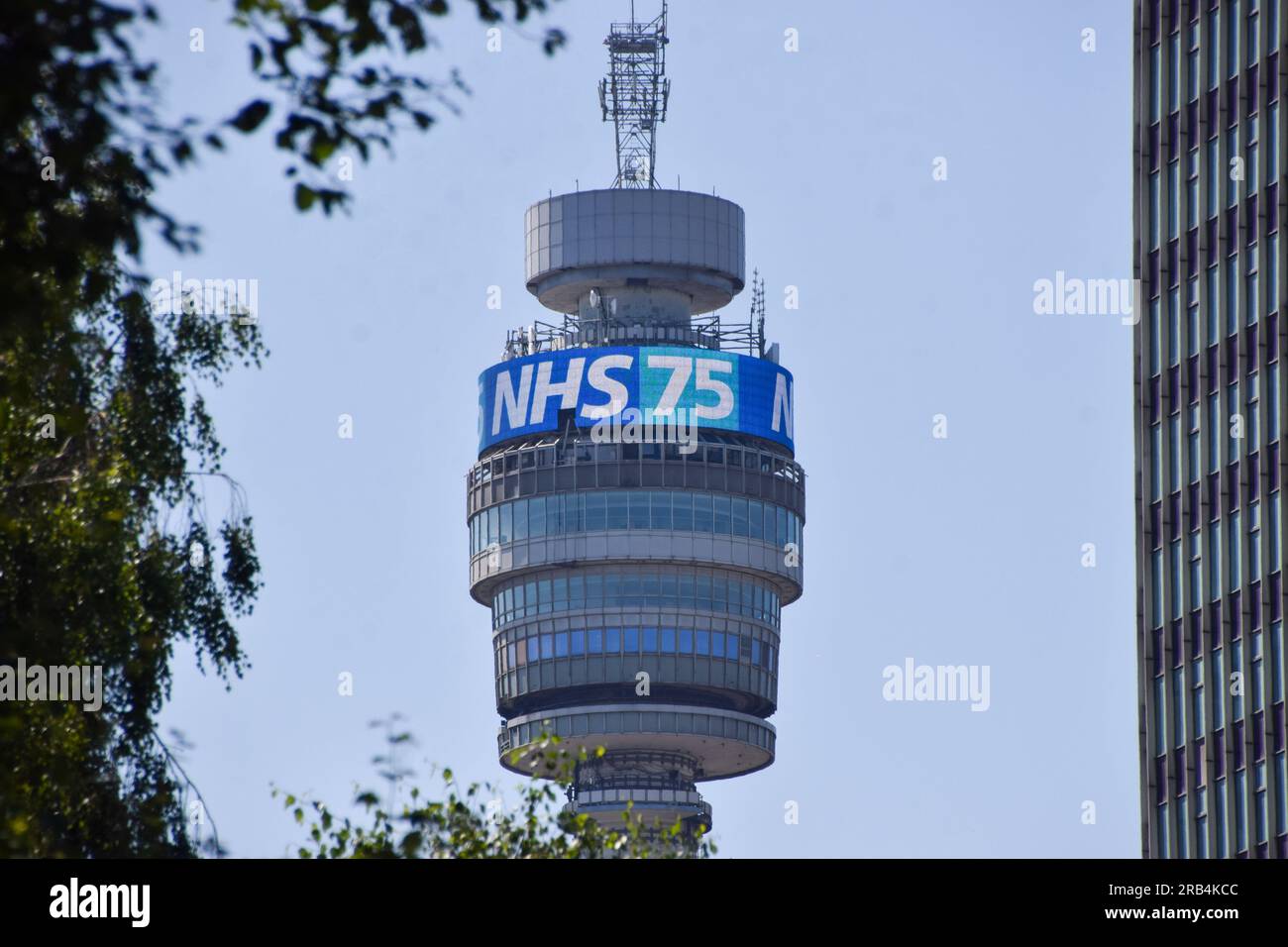 Londra, Regno Unito. 7 luglio 2023. La BT Tower celebra i 75 anni dell'NHS. Credito: Vuk Valcic/Alamy Live News Foto Stock