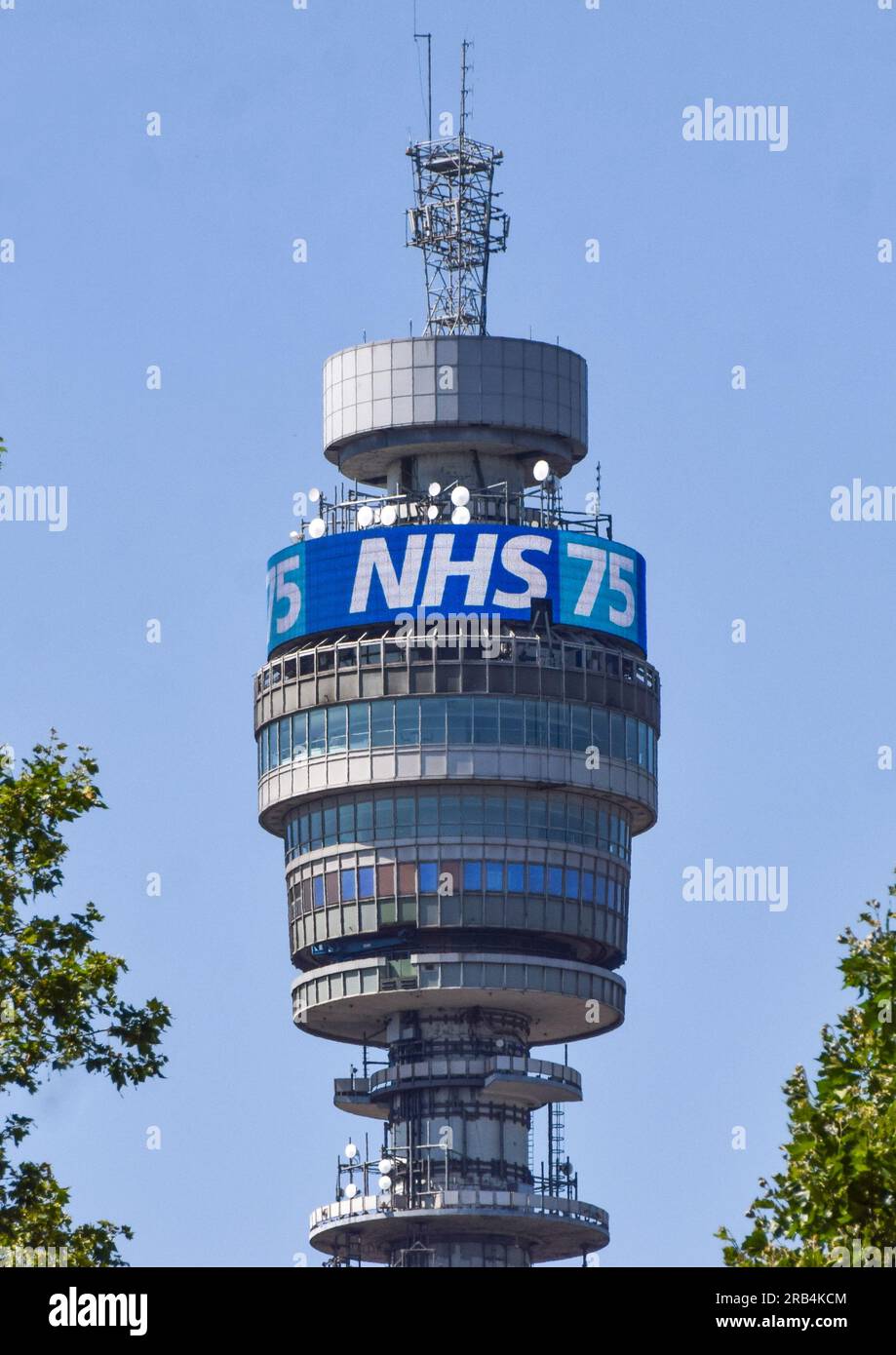 Londra, Regno Unito. 7 luglio 2023. La BT Tower celebra i 75 anni dell'NHS. Credito: Vuk Valcic/Alamy Live News Foto Stock