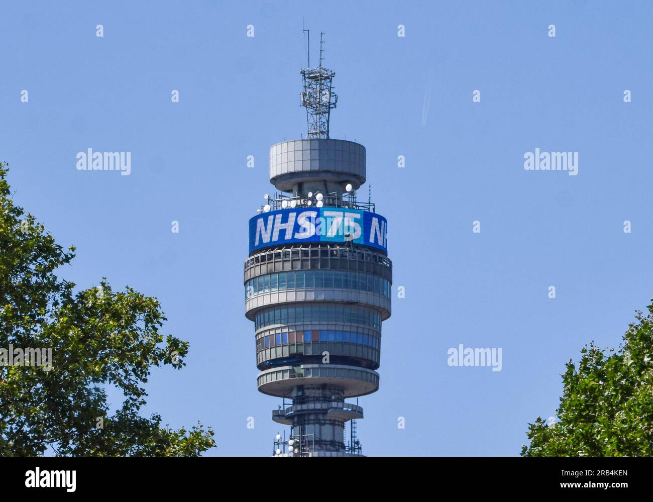 Londra, Regno Unito. 7 luglio 2023. La BT Tower celebra i 75 anni dell'NHS. Credito: Vuk Valcic/Alamy Live News Foto Stock