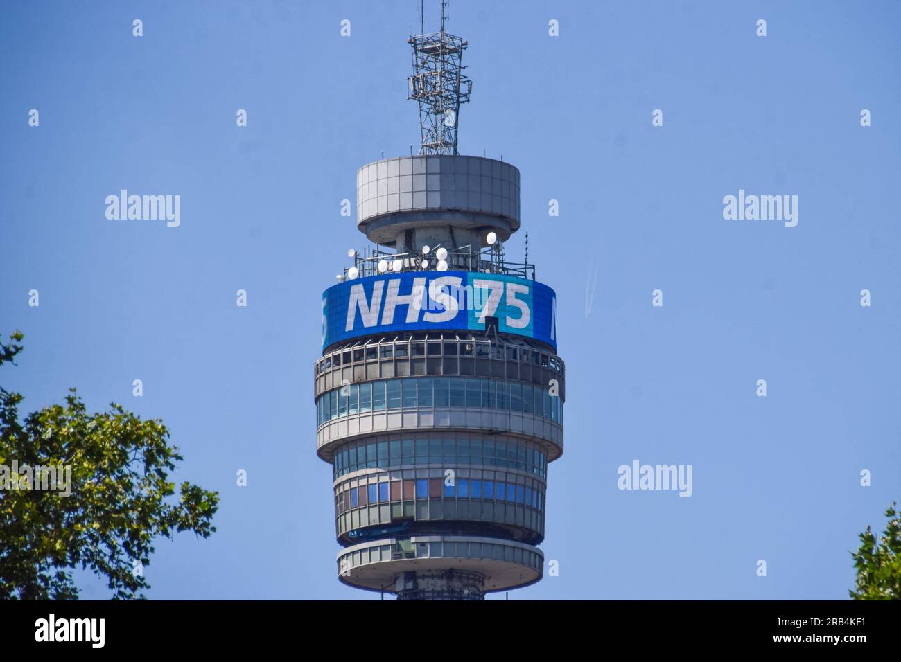 Londra, Regno Unito. 7 luglio 2023. La BT Tower celebra i 75 anni dell'NHS. Credito: Vuk Valcic/Alamy Live News Foto Stock