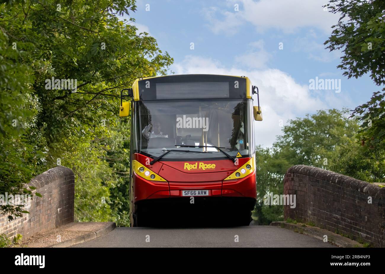 Milton Keynes, Regno Unito - 6 luglio 2023: 2016 allenatore ALEXANDER DENNIS per il servizio di autobus locale Red Rose su uno stretto ponte rurale Foto Stock