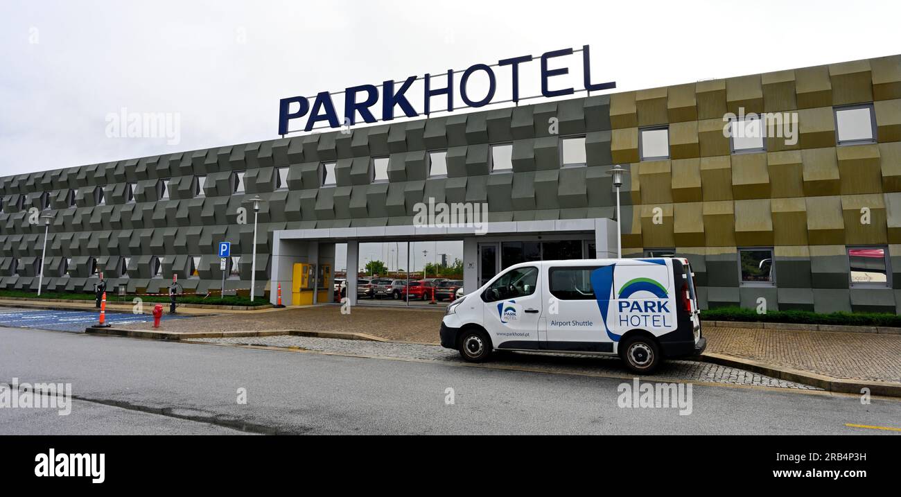 Di fronte al Park Hotel Porto Aeroporto con il suo autobus navetta aeroportuale di fronte, aeroporto di Porto, Portuagal Foto Stock