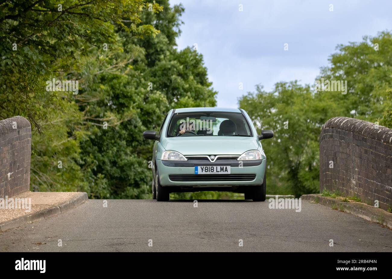 Milton Keynes, Regno Unito - 6 luglio 2023: 2001 auto VAUXHALL CORSA verde pallido su uno stretto ponte posteriore Foto Stock
