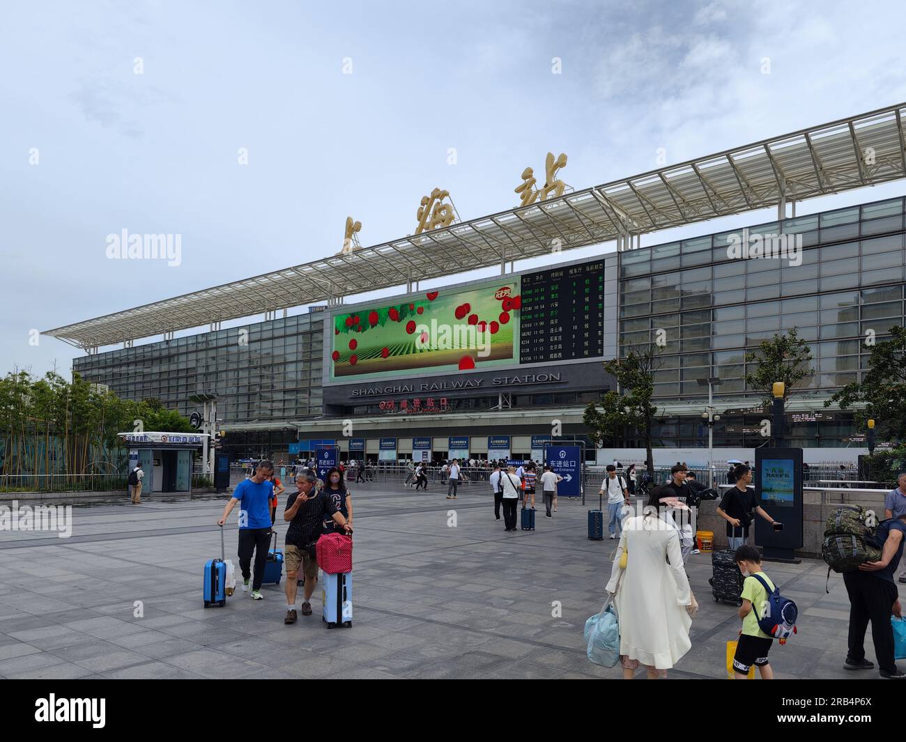 Stazione ferroviaria di Shanghai South Plaza di giorno Foto Stock