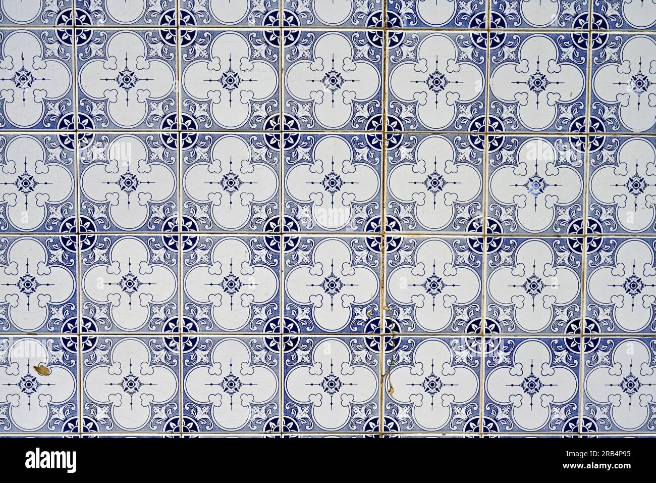 Piastrelle portoghesi tradizionali sulle pareti dell'edificio Foto Stock