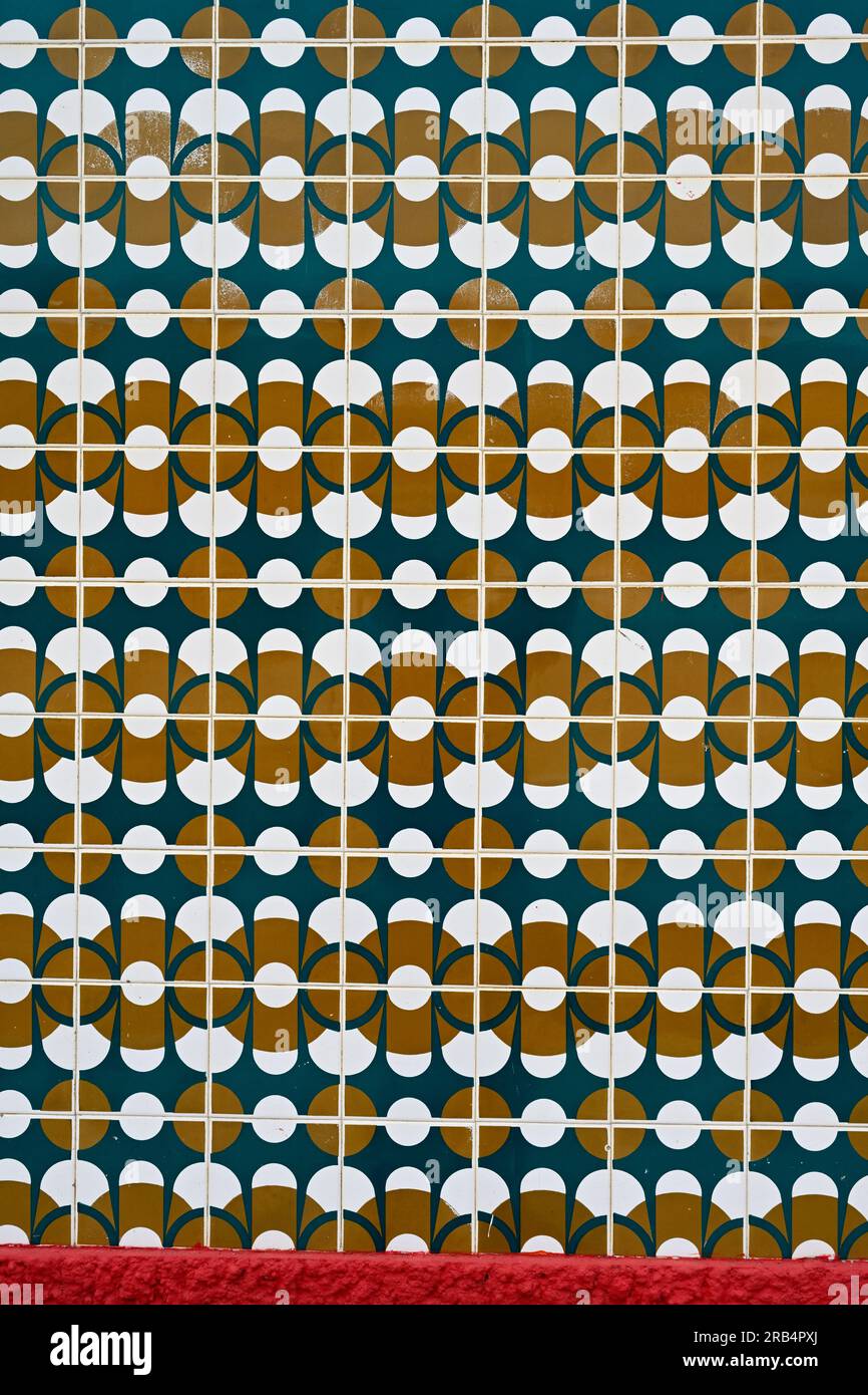 Piastrelle portoghesi tradizionali sulle pareti dell'edificio Foto Stock