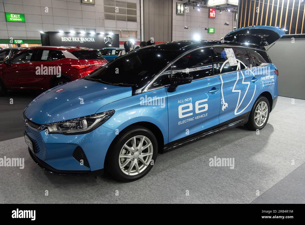 Bangkok, Thailandia. 7 luglio 2023. Un'auto BYD E6 esposta durante il Thailand Fast Auto Show 2023 al Bangkok International Trade and Exhibition Center (BITEC). Credito: SOPA Images Limited/Alamy Live News Foto Stock