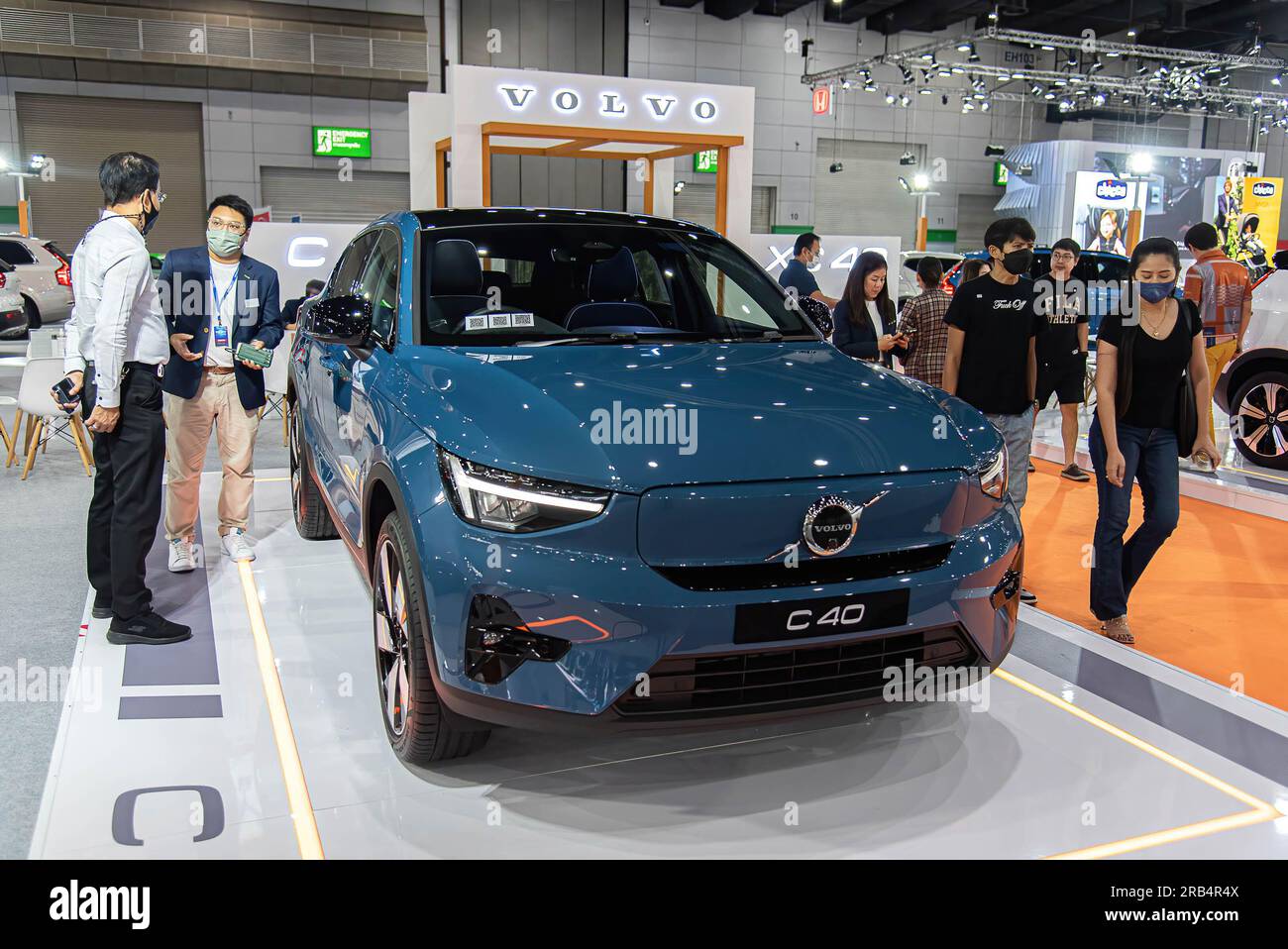 Bangkok, Thailandia. 7 luglio 2023. I visitatori ispezionano l'auto Volvo C 40 durante il Thailand Fast Auto Show 2023 al Bangkok International Trade and Exhibition Center (BITEC). Credito: SOPA Images Limited/Alamy Live News Foto Stock