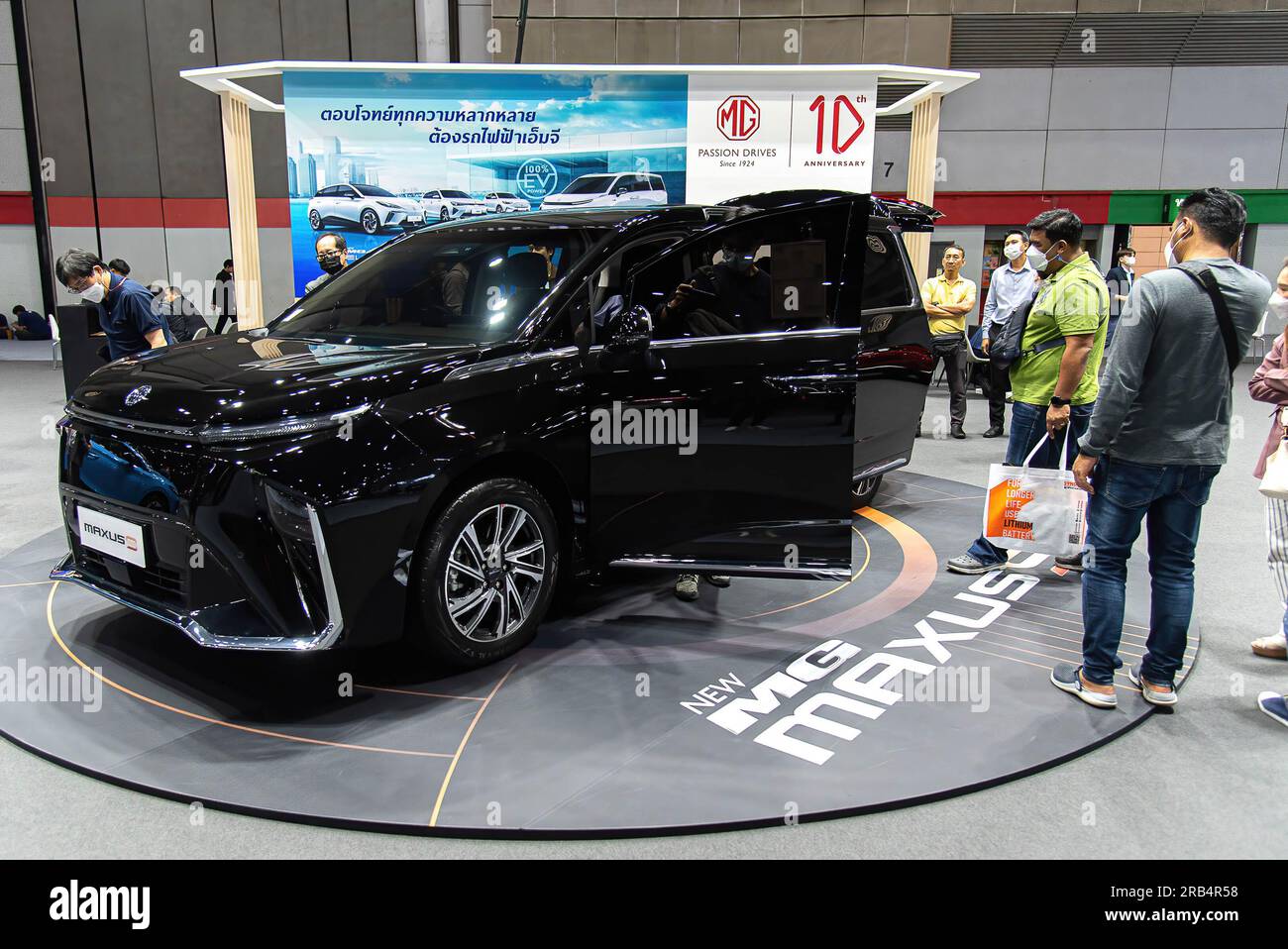 Bangkok, Thailandia. 7 luglio 2023. I visitatori ispezionano un'auto MG New Maxus 9 durante il Thailand Fast Auto Show 2023 al Bangkok International Trade and Exhibition Center (BITEC). Credito: SOPA Images Limited/Alamy Live News Foto Stock