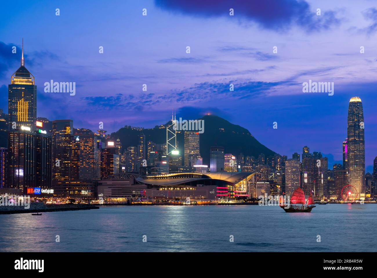 Skyline di Hong Kong con tradizionale giunca rossa Foto Stock