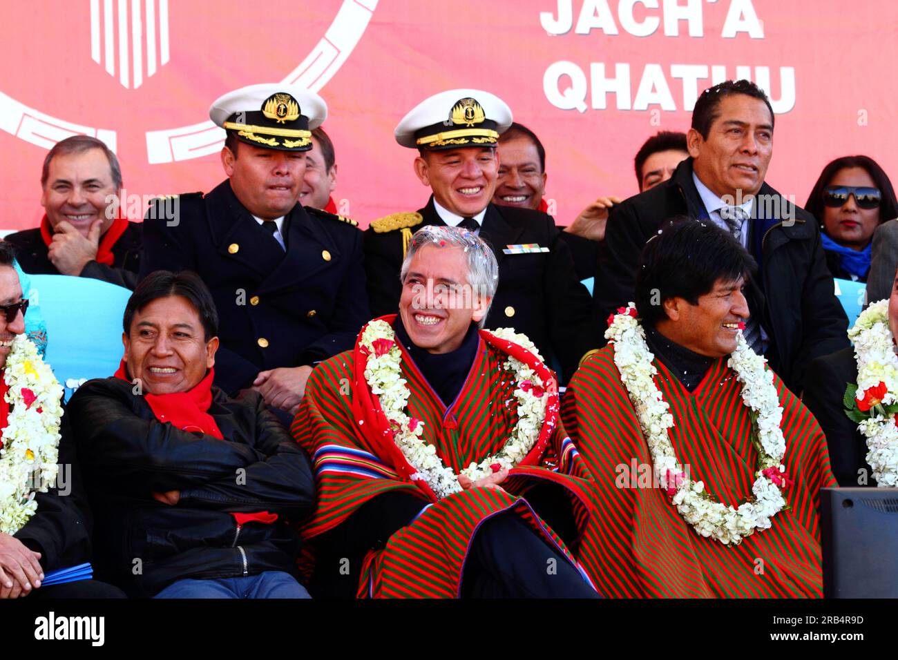 La Paz, Bolivia. 30 maggio 2014. il presidente boliviano Evo Morales Ayma (a destra), il vicepresidente Alvaro Garcia Linera (al centro) e il ministro degli Esteri David Choquehuanca (a sinistra) durante la cerimonia di inaugurazione della funivia che collega la Paz e El alto. Nell'ambito di un ambizioso progetto volto ad alleviare la congestione del traffico, si stanno costruendo tre linee, che in totale costituiranno il più lungo sistema urbano di funivie del mondo. La linea rossa è la prima a essere completata. Foto Stock