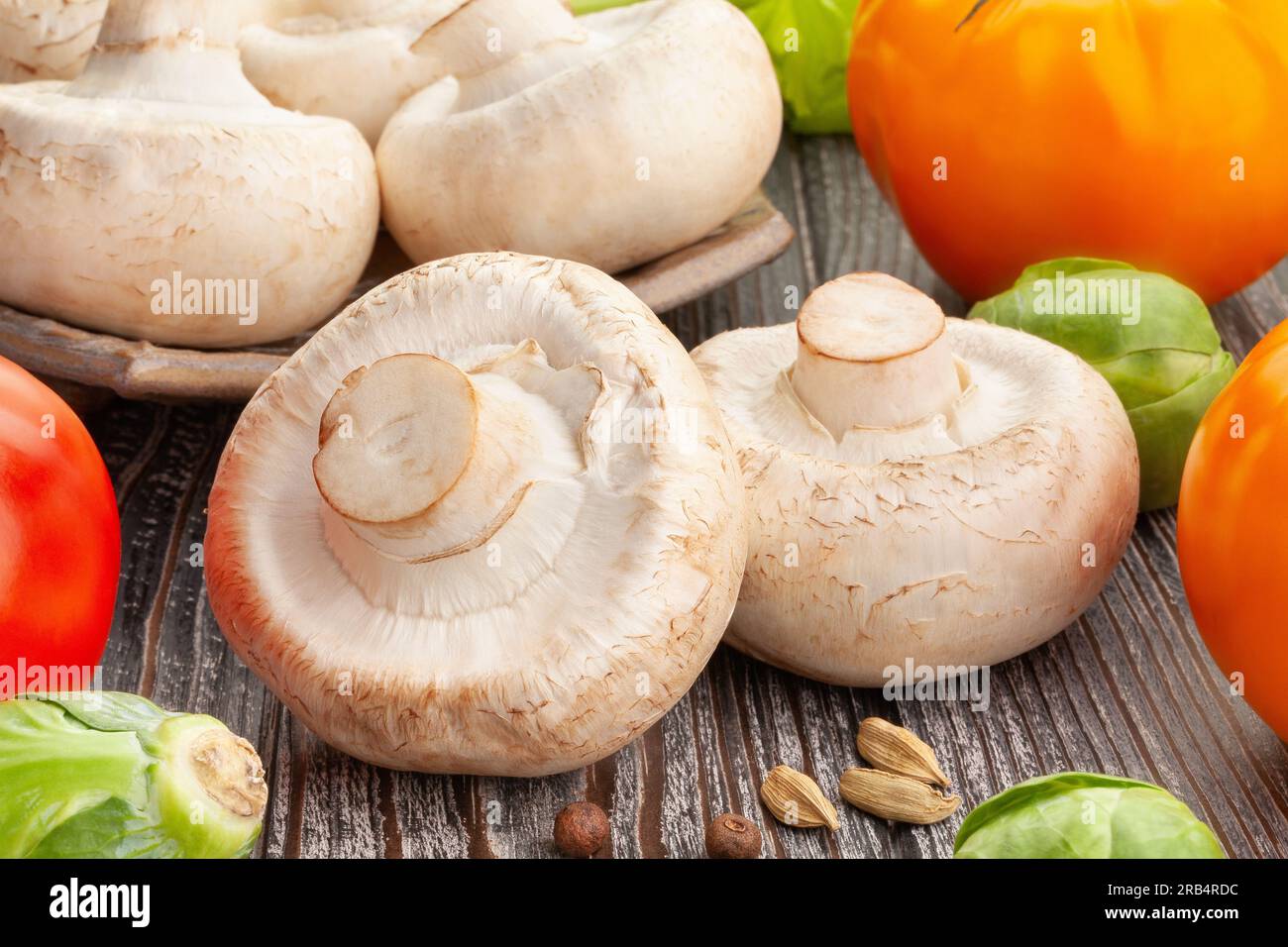 gruppo di funghi su fondo di legno Foto Stock