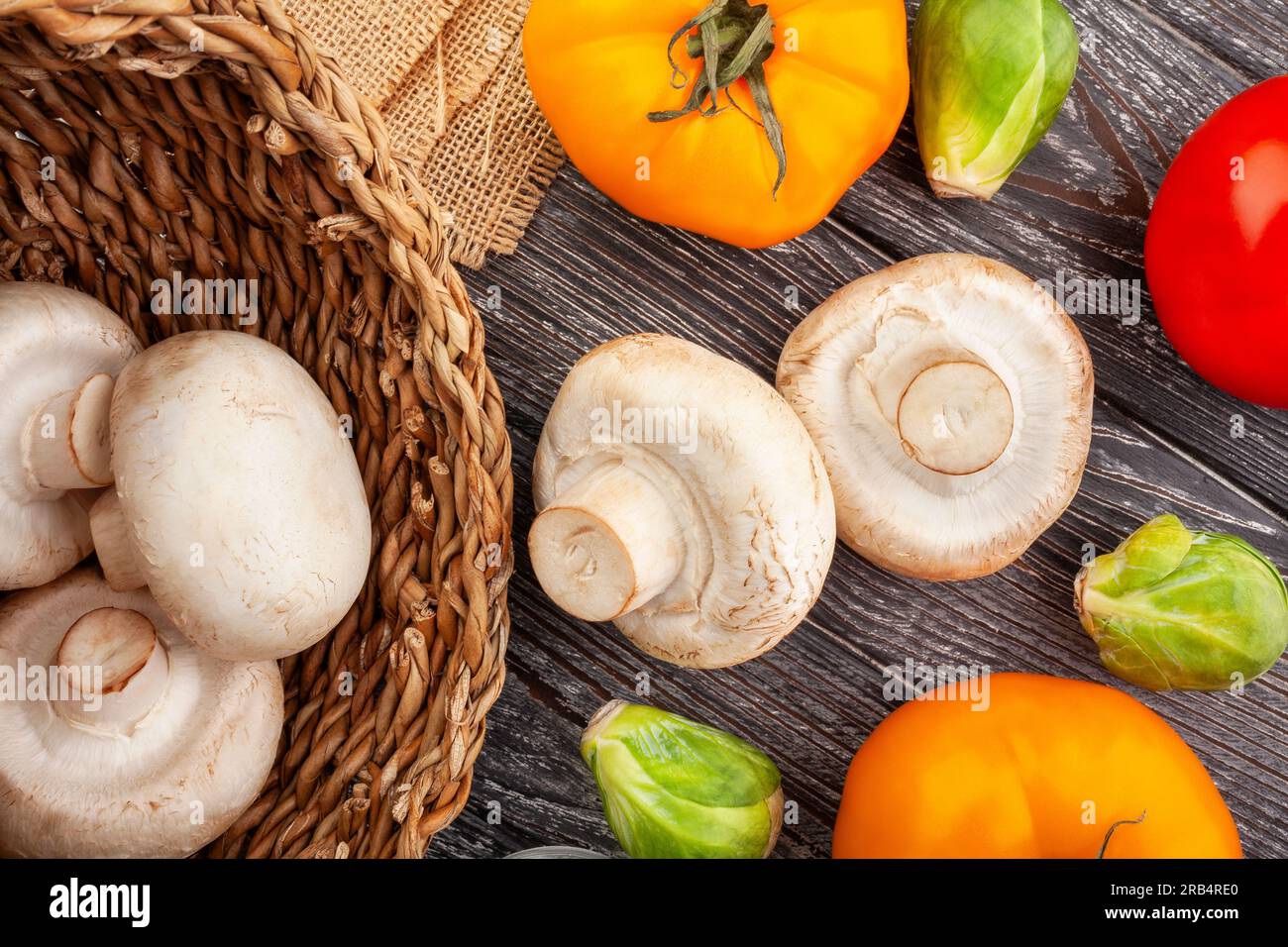 gruppo di funghi su fondo di legno Foto Stock