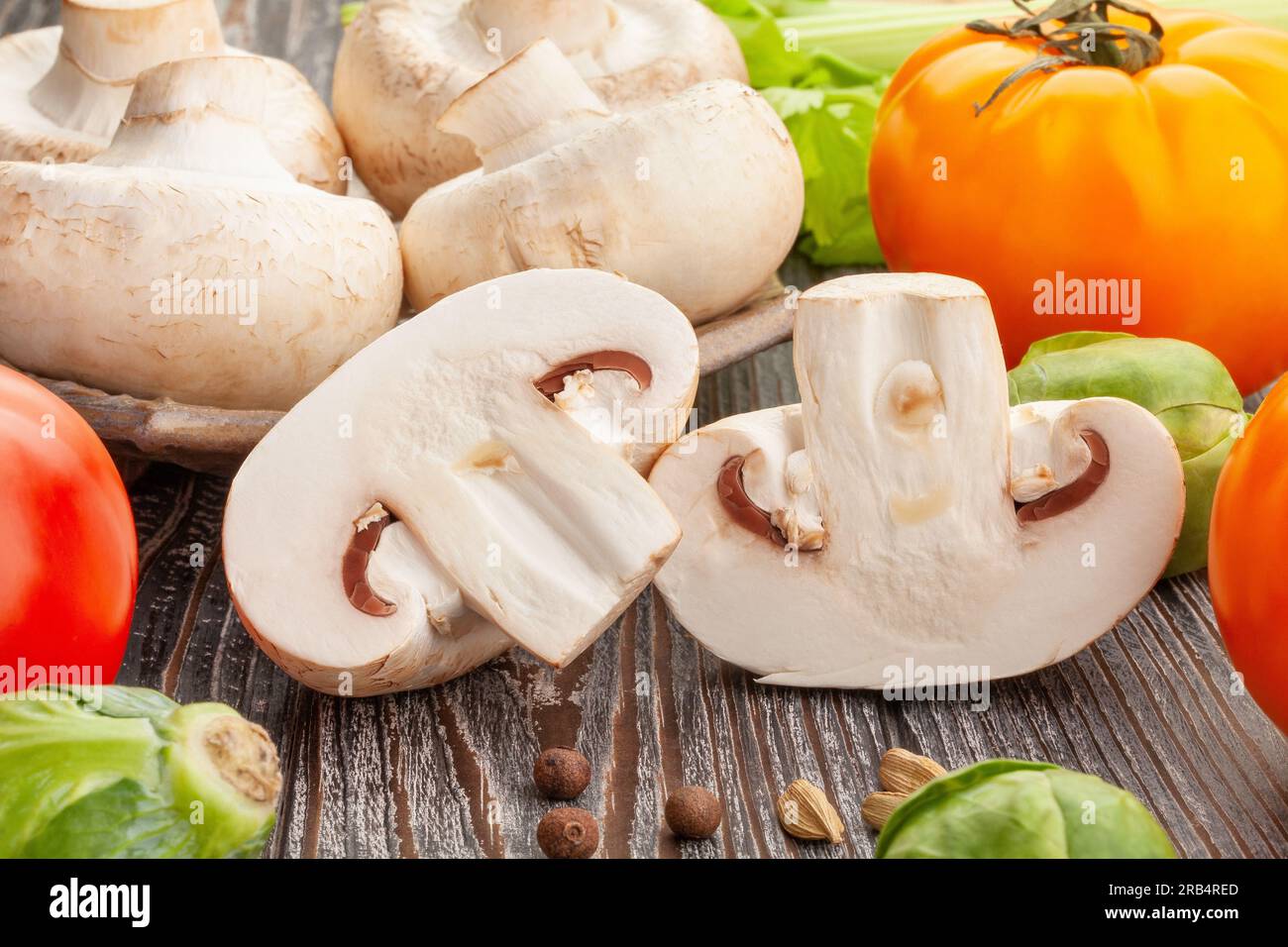 gruppo di funghi a fette su fondo di legno Foto Stock